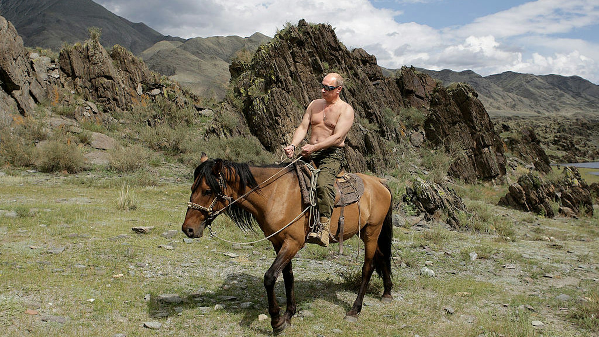 Russian Prime Minister Vladimir Putin rides a horse during his vacation outside the town of Kyzyl in Southern Siberia on August 3, 2009. AFP PHOTO / RIA-NOVOSTI / ALEXEY DRUZHININ