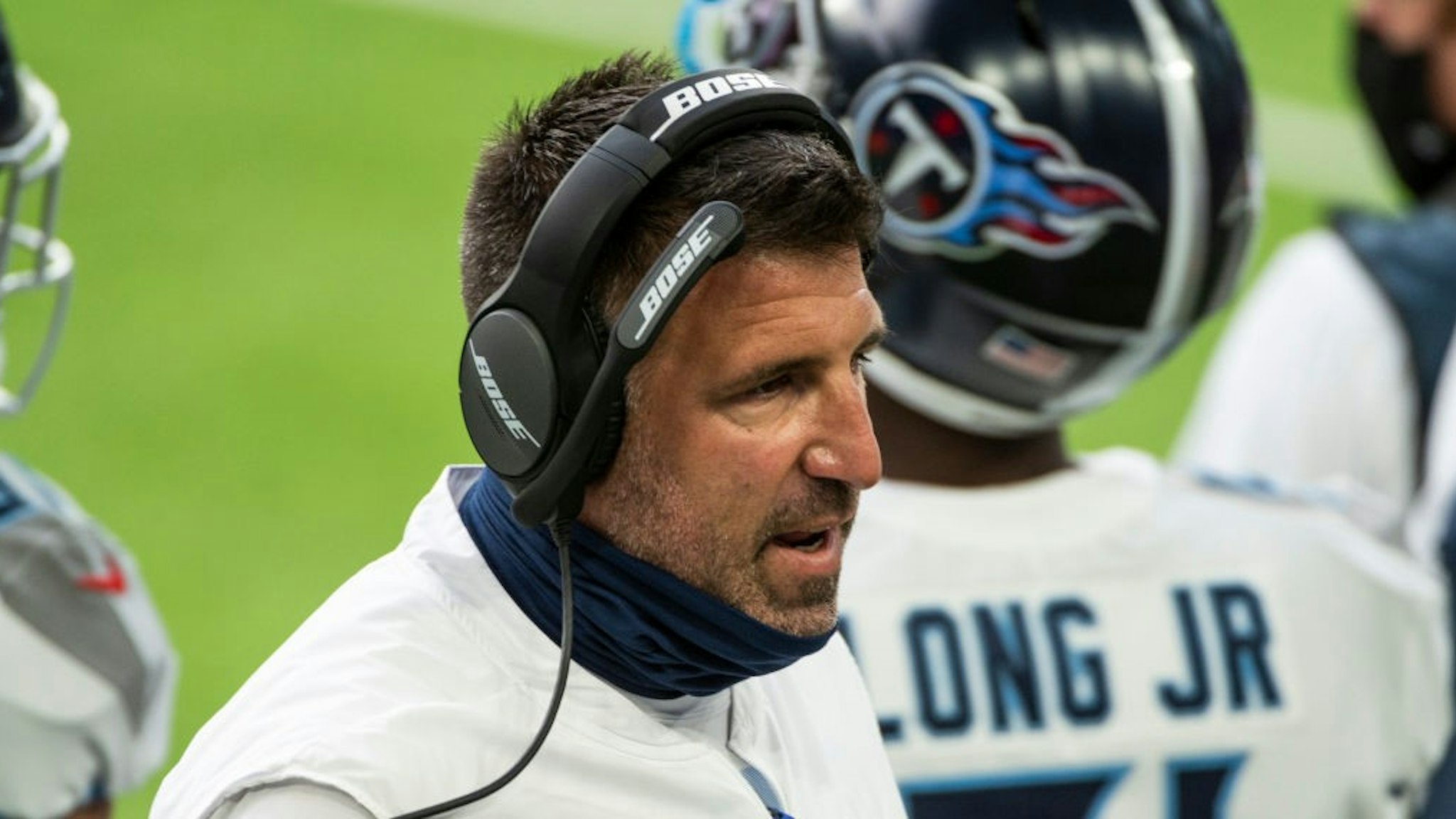MINNEAPOLIS, MN - SEPTEMBER 27: Tennessee Titans head coach Mike Vrabel speaks with his players on the sidelines in the second quarter of the game against the Minnesota Vikings at U.S. Bank Stadium on September 27, 2020 in Minneapolis, Minnesota. (Photo b