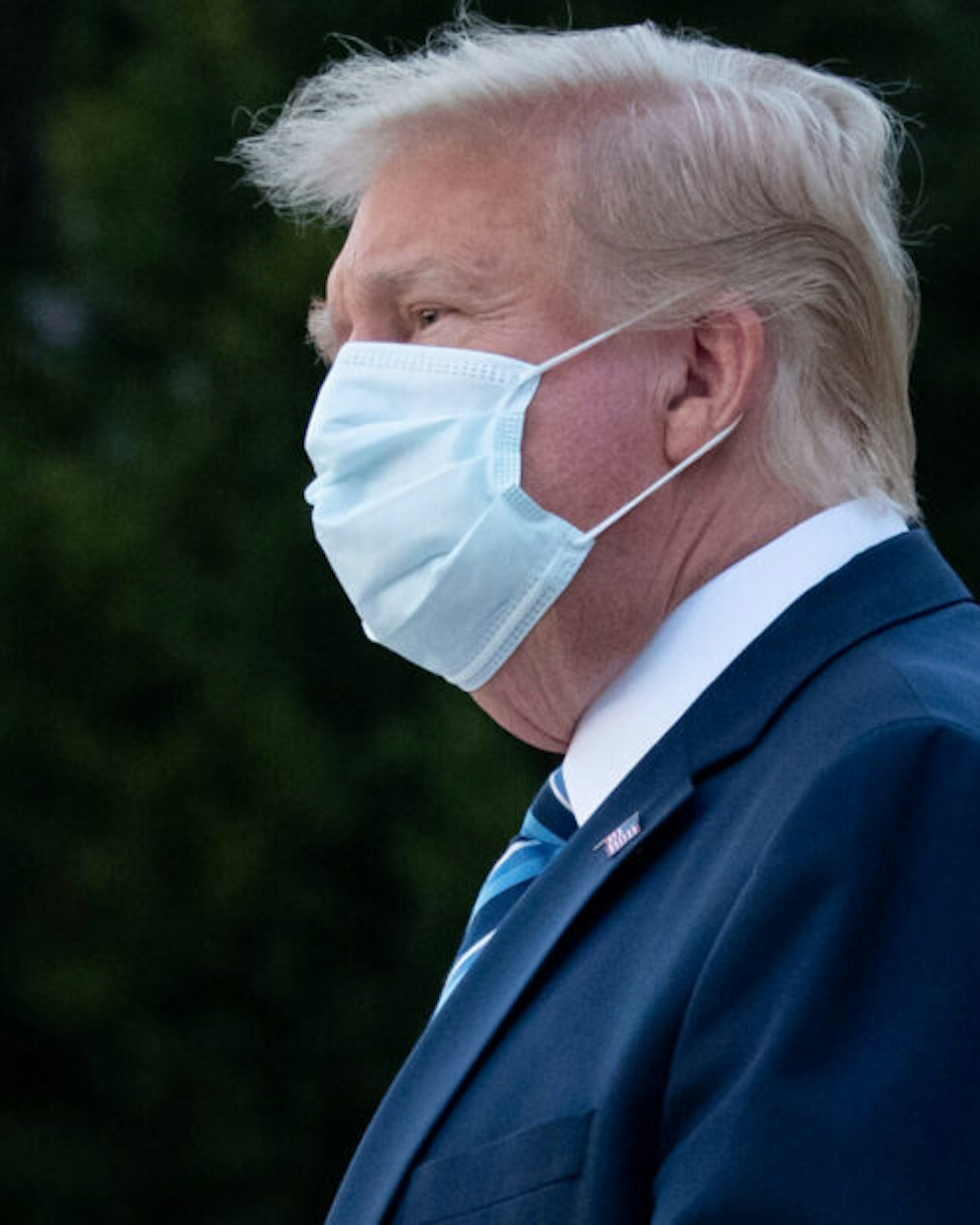 US President Donald Trump wears a facemask as he leaves Walter Reed Medical Center in Bethesda, Maryland heading to Marine One on October 5, 2020, to return to the White House after being discharged. - Trump announced Monday he would be "back on the campaign trail soon", just before returning to the White House from a hospital where he was being treated for Covid-19. (Photo by SAUL LOEB / AFP)