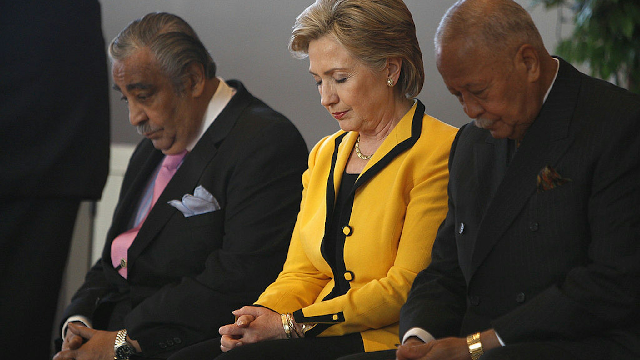 Hillary Clinton praying