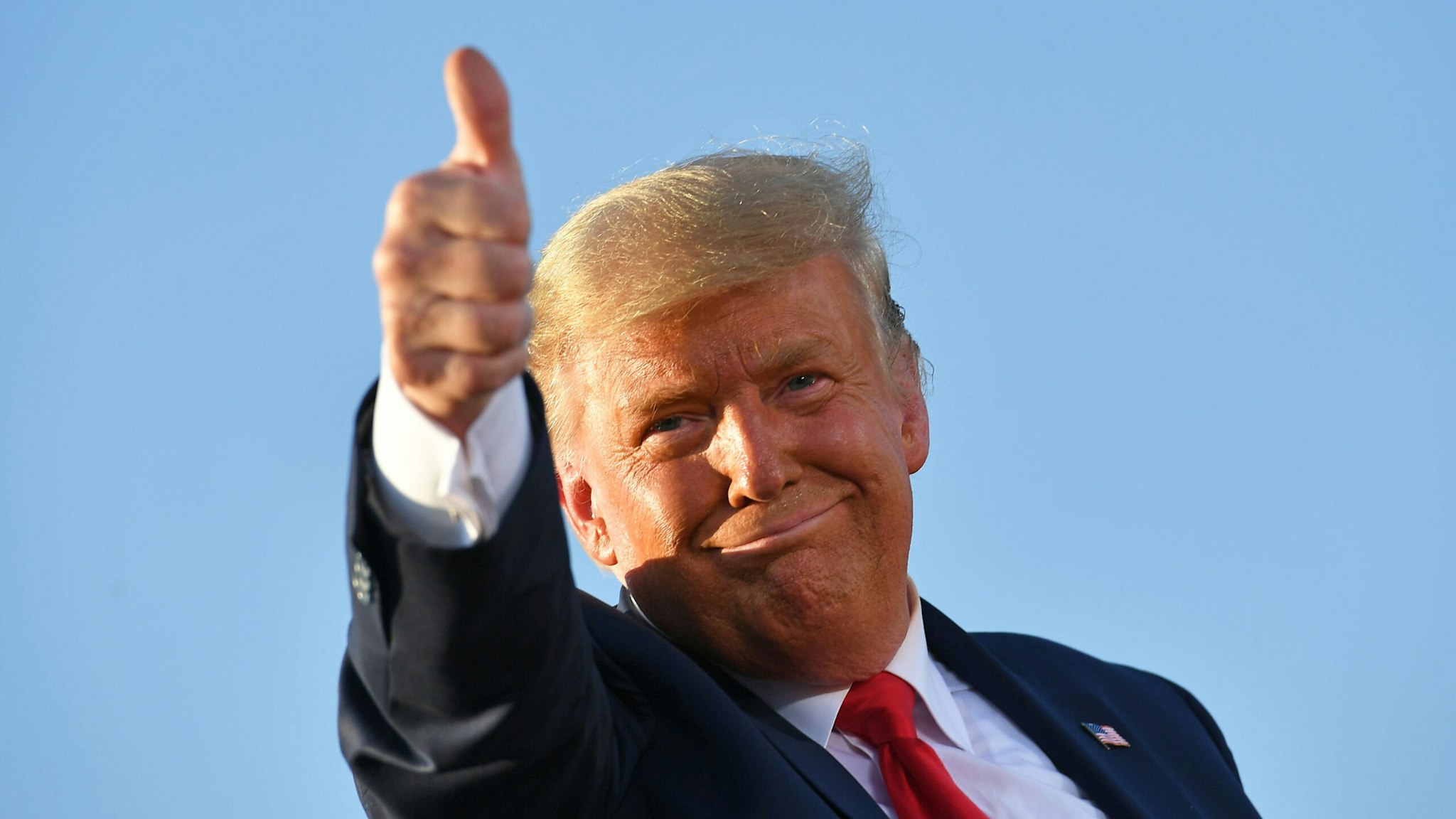 US President Donald Trump gives a thumbs up as he leaves a rally at Tucson International Airport in Tucson, Arizona on October 19, 2020. - US President Donald Trump went after top government scientist Anthony Fauci in a call with campaign staffers on October 19, 2020, suggesting the hugely respected and popular doctor was an "idiot."