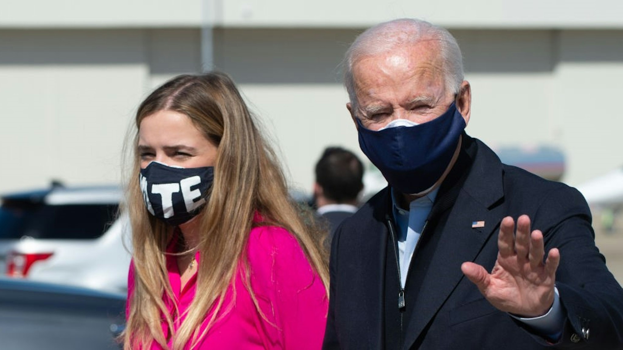 Democratic presidential nominee and former Vice President Joe Biden stands next to his granddaughter Finnegan after landing at the Raleigh-Durham International Airport on October 18, 2020 in Durham, North Carolina. - President Donald Trump and rival Joe Biden hit the ground Sunday in the swing states that will decide the US election, as the campaign turns increasingly vicious 16 days before voting. Trump, scrambling to make up lost ground, is on a furious multi-state barnstorming tour hopping from Nevada to California and then back to Nevada for a day of rallies and fundraising. (Photo by ROBERTO SCHMIDT / AFP) (Photo by
