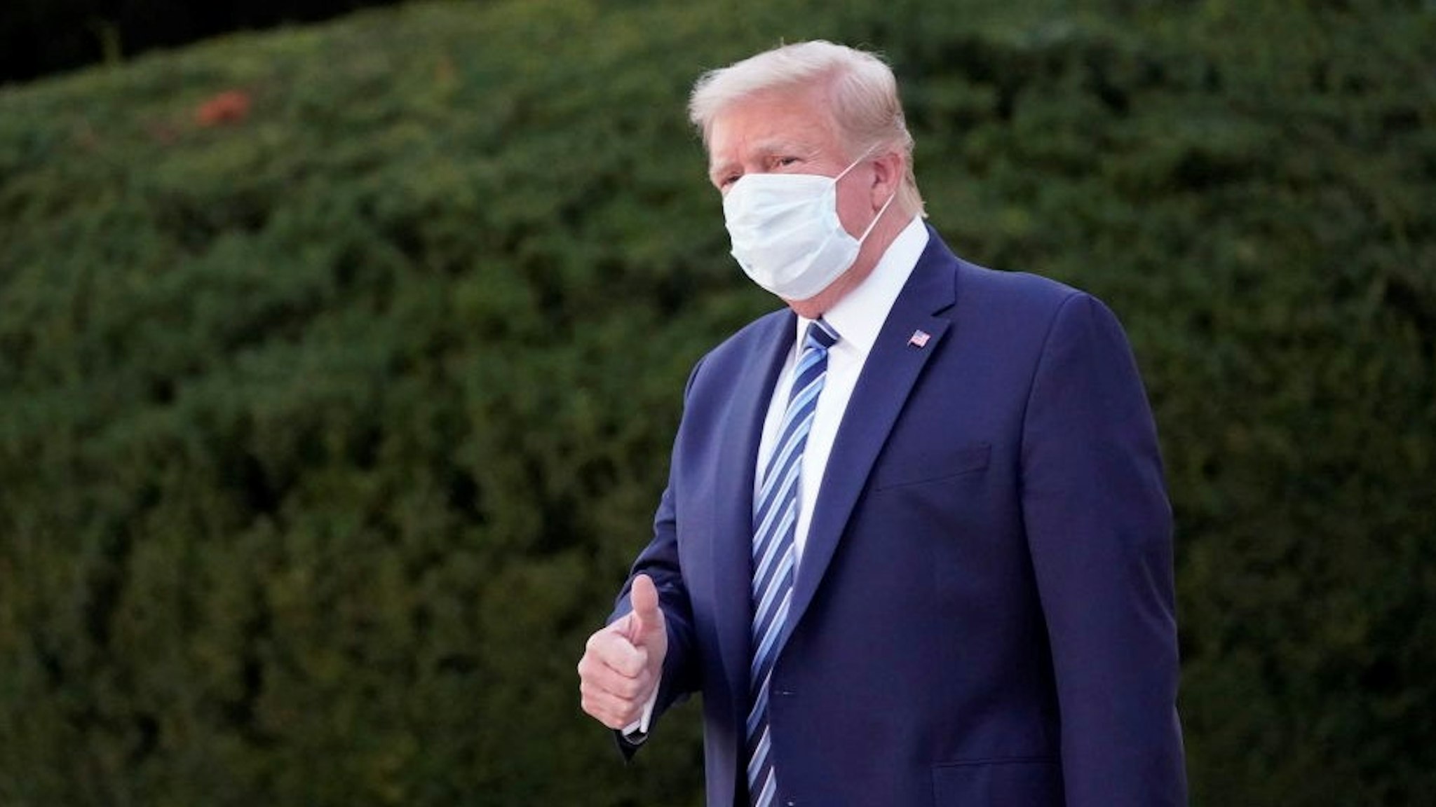 U.S. President Donald Trump gestures outside of Walter Reed National Military Medical Center in Bethesda, Maryland, U.S., on Monday, Oct. 5, 2020. Trump's aides will try to keep him confined to the White House residence after being discharged from the hospital with Covid-19 but are unsure they can limit his movements. Photographer: