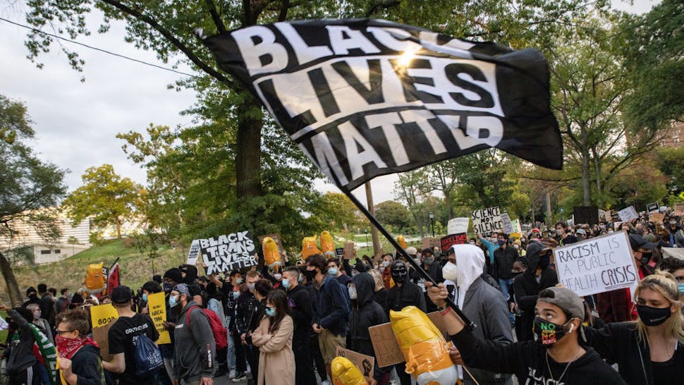 Các tổ chức BLM địa phương tố BLM Quốc gia giấu hàng triệu USD Black-Lives-Matter.jpg?auto=format&fit=crop&ar=16%3A9&ixlib=react-9.0