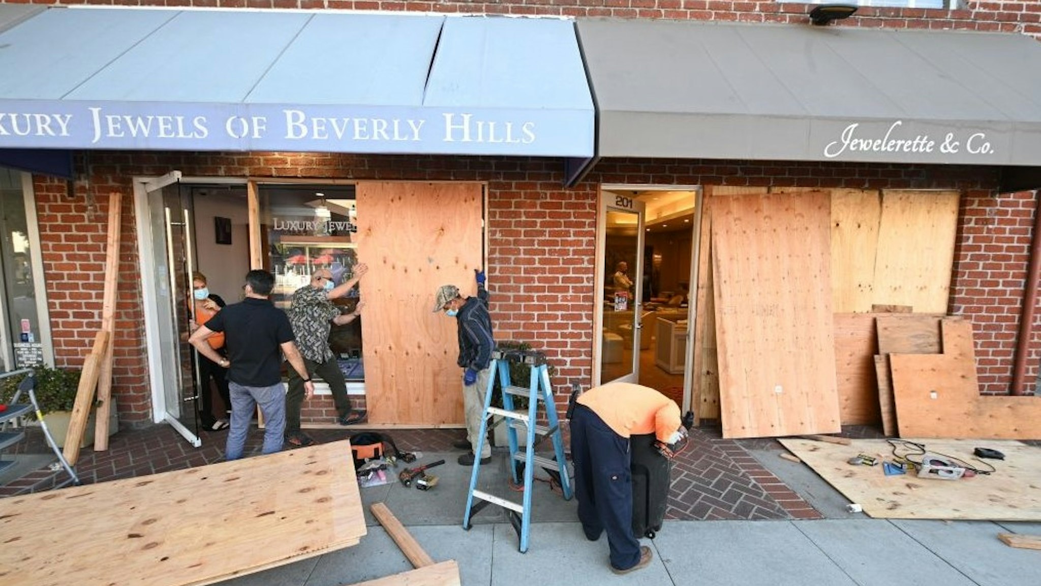 A jewelry store in Beverly Hills is being boarded up in anticipation of violence as a result of the upcoming U.S. presidential election, October 30, 2020 in Beverly Hills, California. - Amid one of the most contentious presidential elections in recent memory, business owners in the world-renowned high-end shopping area were encouraged to protect their businesses from possible protests or violence. (Photo by Robyn Beck / AFP) (Photo by