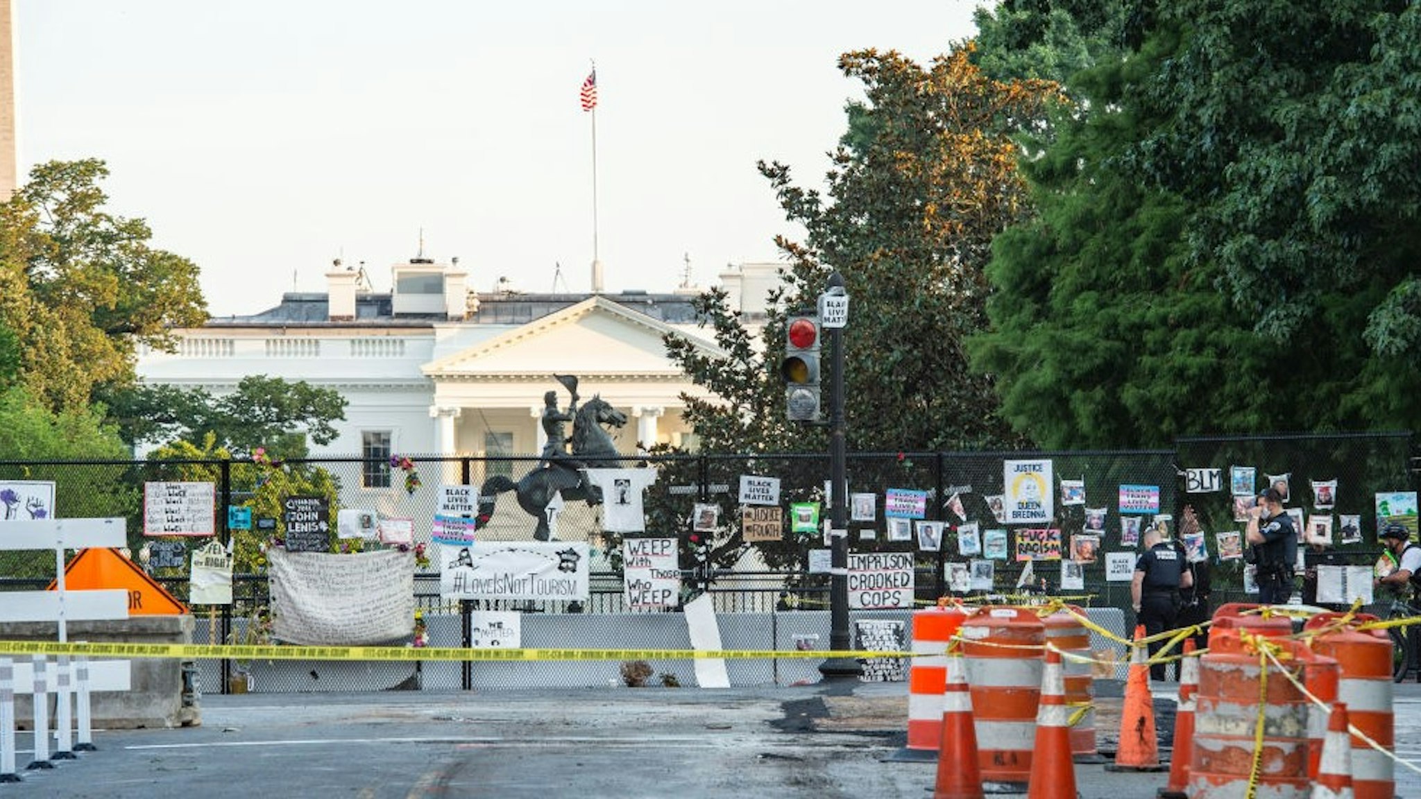 10 August 2020, US, Washington: Police officers are securing the streets around the locked White House after shots are fired. Because of the shots, US President Donald Trump had left a press conference in his official residence for a few minutes. Photo: Andrej Sokolow/dpa (Photo by