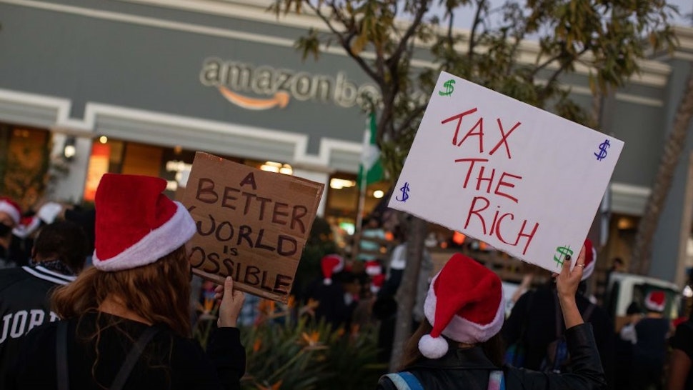 BLM biểu tình chống lại 'Chủ nghĩa tư bản da trắng' nhắm vào Amazon BLM-Amazon-Protest.jpg?auto=format&fit=crop&ar=16%3A9&ixlib=react-9.0