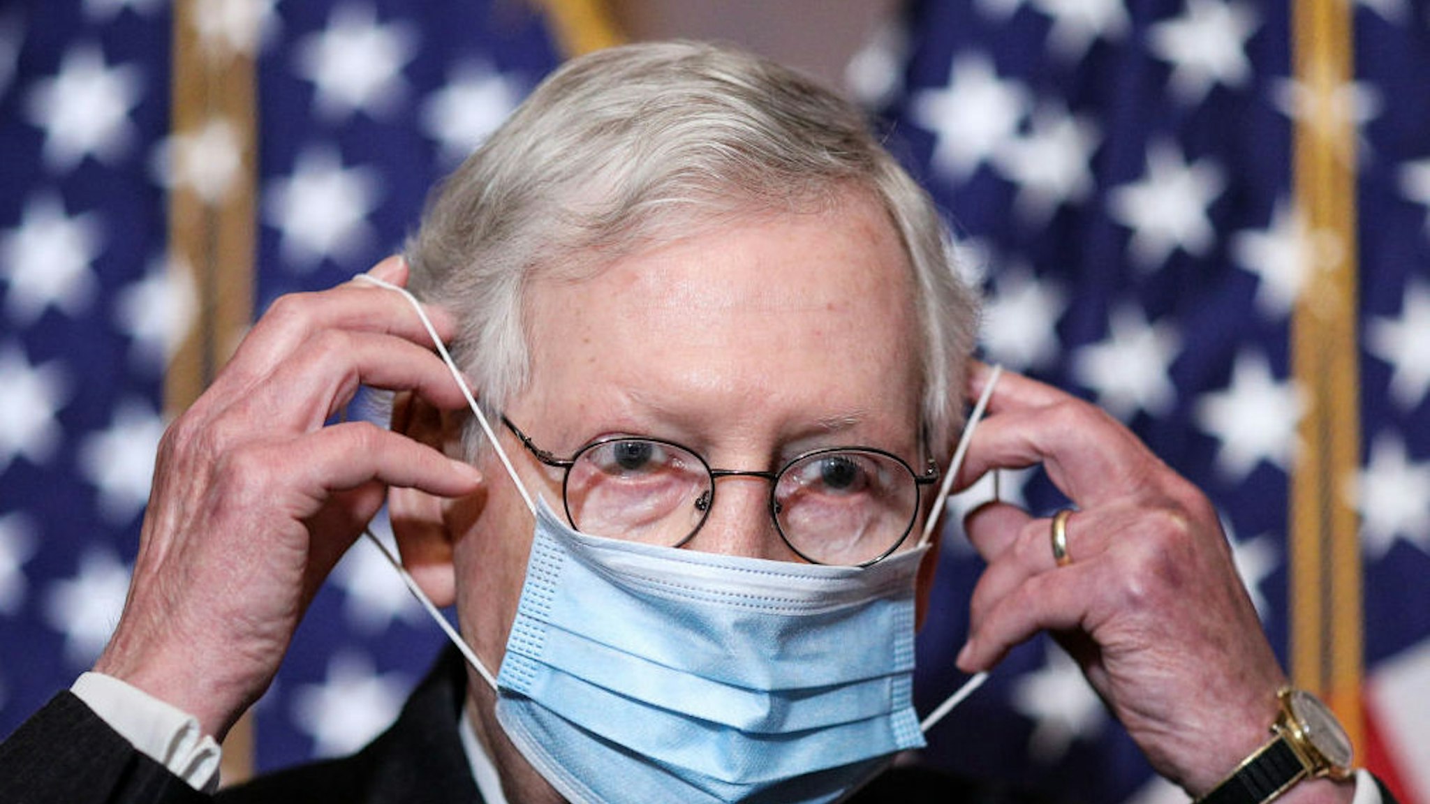 WASHINGTON, DC - DECEMBER 15: UU.S. Senate Majority Leader Mitch McConnell (R-KY) removes his face mask as he arrives for a news conference with other Senate Republicans at the U.S. Capitol on December 15, 2020 in Washington, DC.