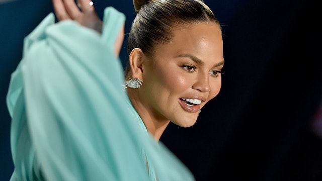 BEVERLY HILLS, CALIFORNIA - FEBRUARY 09: Chrissy Teigen attends the 2020 Vanity Fair Oscar Party hosted by Radhika Jones at Wallis Annenberg Center for the Performing Arts on February 09, 2020 in Beverly Hills, California.