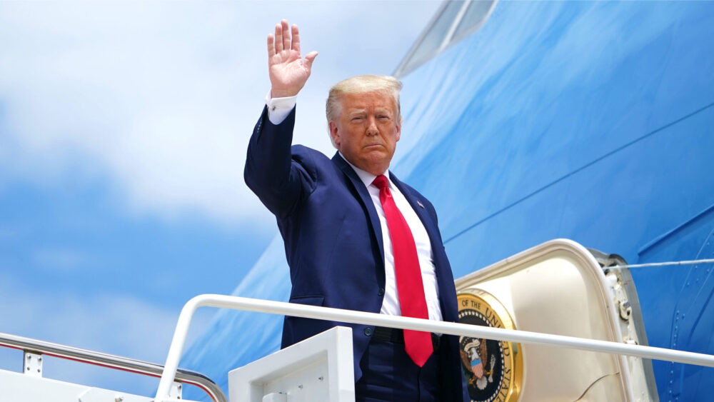 Tổng thống Hoa Kỳ Donald Trump lên Không lực Một khi ông khởi hành từ Căn cứ chung Andrews ở Maryland vào ngày 30 tháng 5 năm 2020. MANDEL NGAN / AFP qua Getty Images