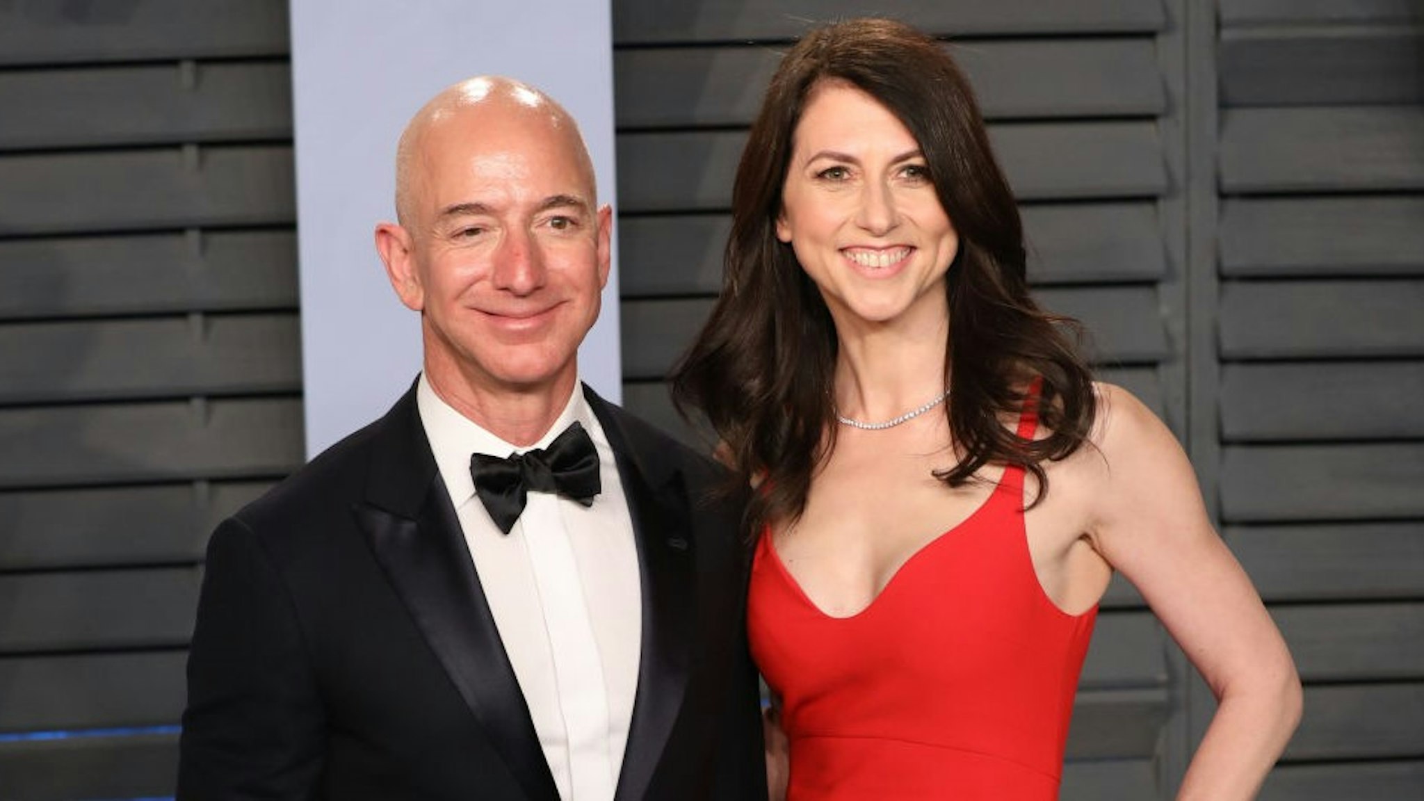 BEVERLY HILLS, CALIFORNIA - MARCH 04: Jeff Bezos (L) and MacKenzie Bezos attends the 2018 Vanity Fair Oscar Party hosted by Radhika Jones at Wallis Annenberg Center for the Performing Arts on March 04, 2018 in Beverly Hills, California. (Photo by