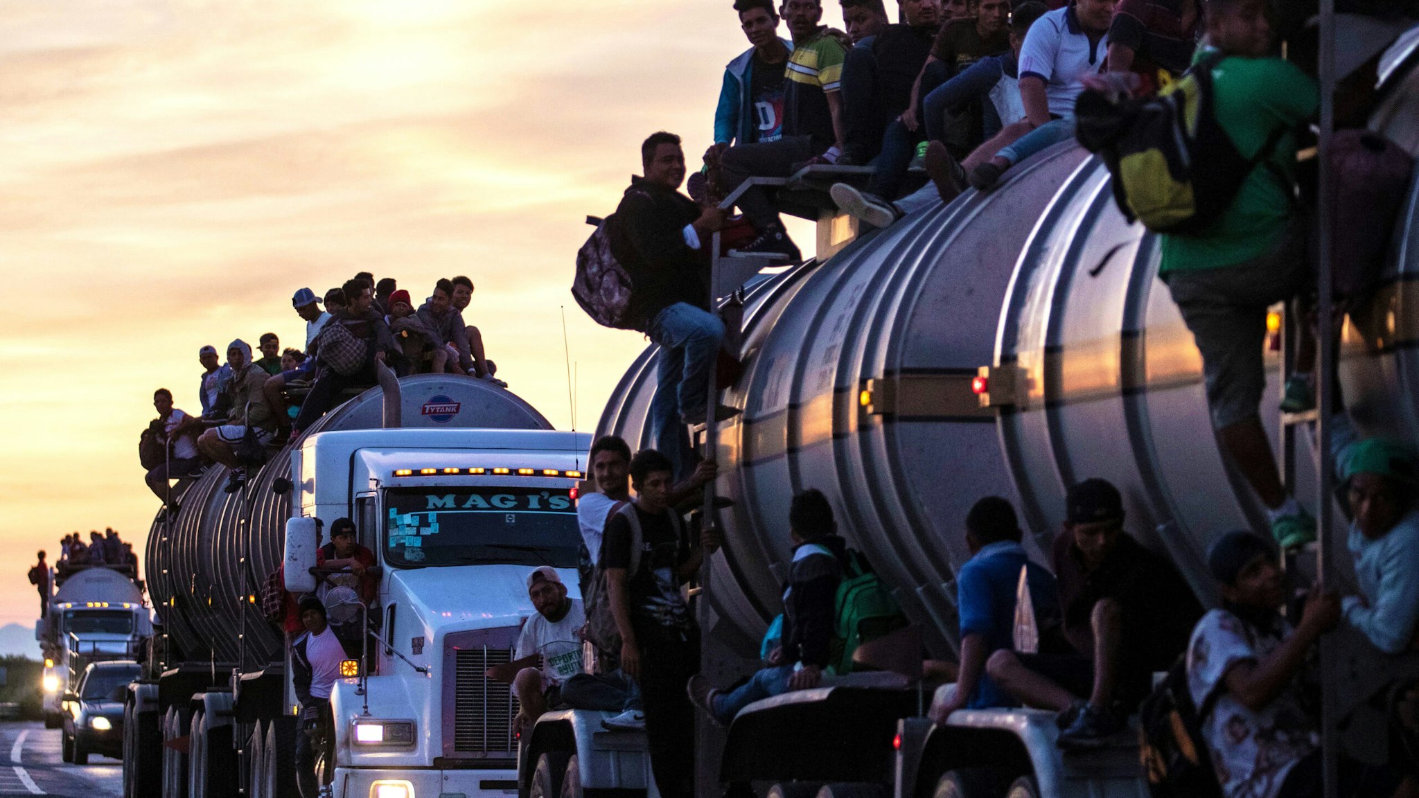 TOPSHOT - A truck carrying mostly Honduran migrants taking part in a caravan heading to the US drives from Santiago Niltepec to Juchitan, near the town of La Blanca in Oaxaca State, Mexico, on October 30, 2018. - The Pentagon is deploying 5,200 active-duty troops to beef up security along the US-Mexico border, officials announced Monday, in a bid to prevent a caravan of Central American migrants from illegally crossing the frontier.