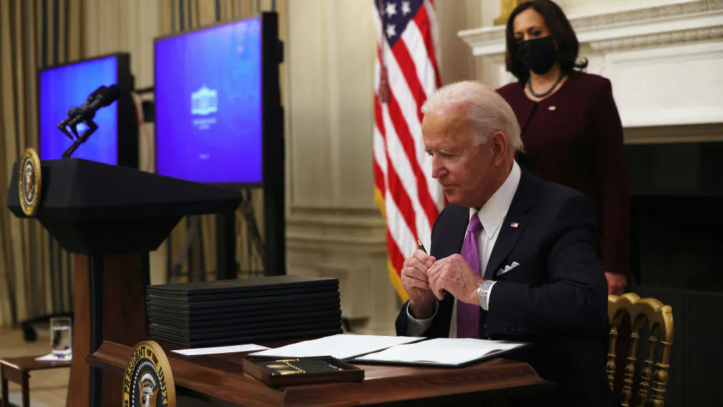 Biden Signs Order Requiring Travelers To Wear Face Masks