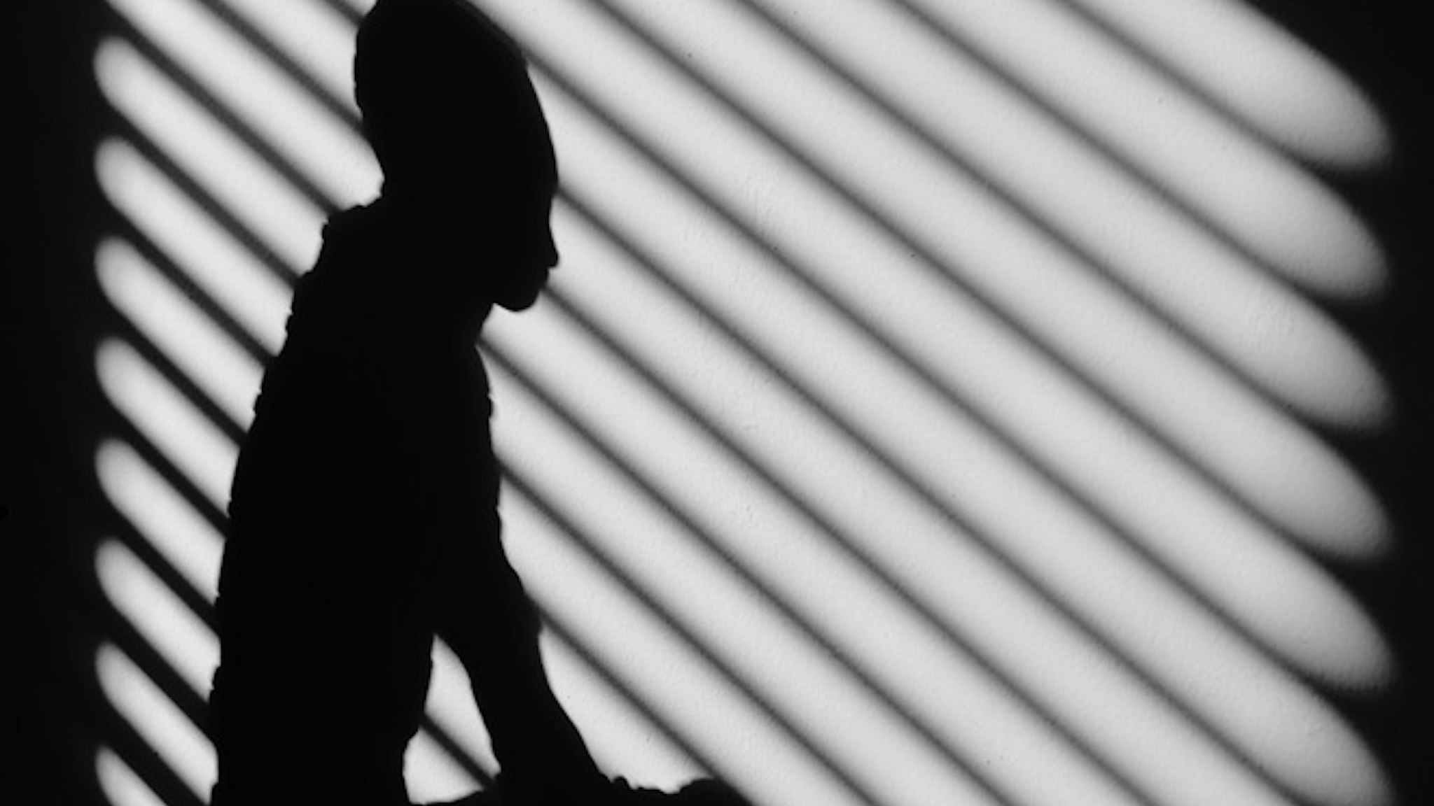 Silhouet van een figuur in zwartwit.