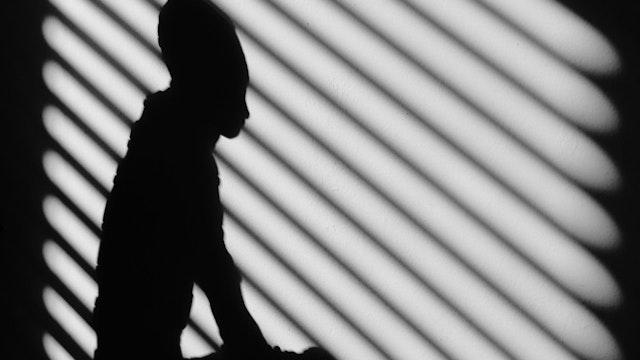 Silhouet van een figuur in zwartwit.