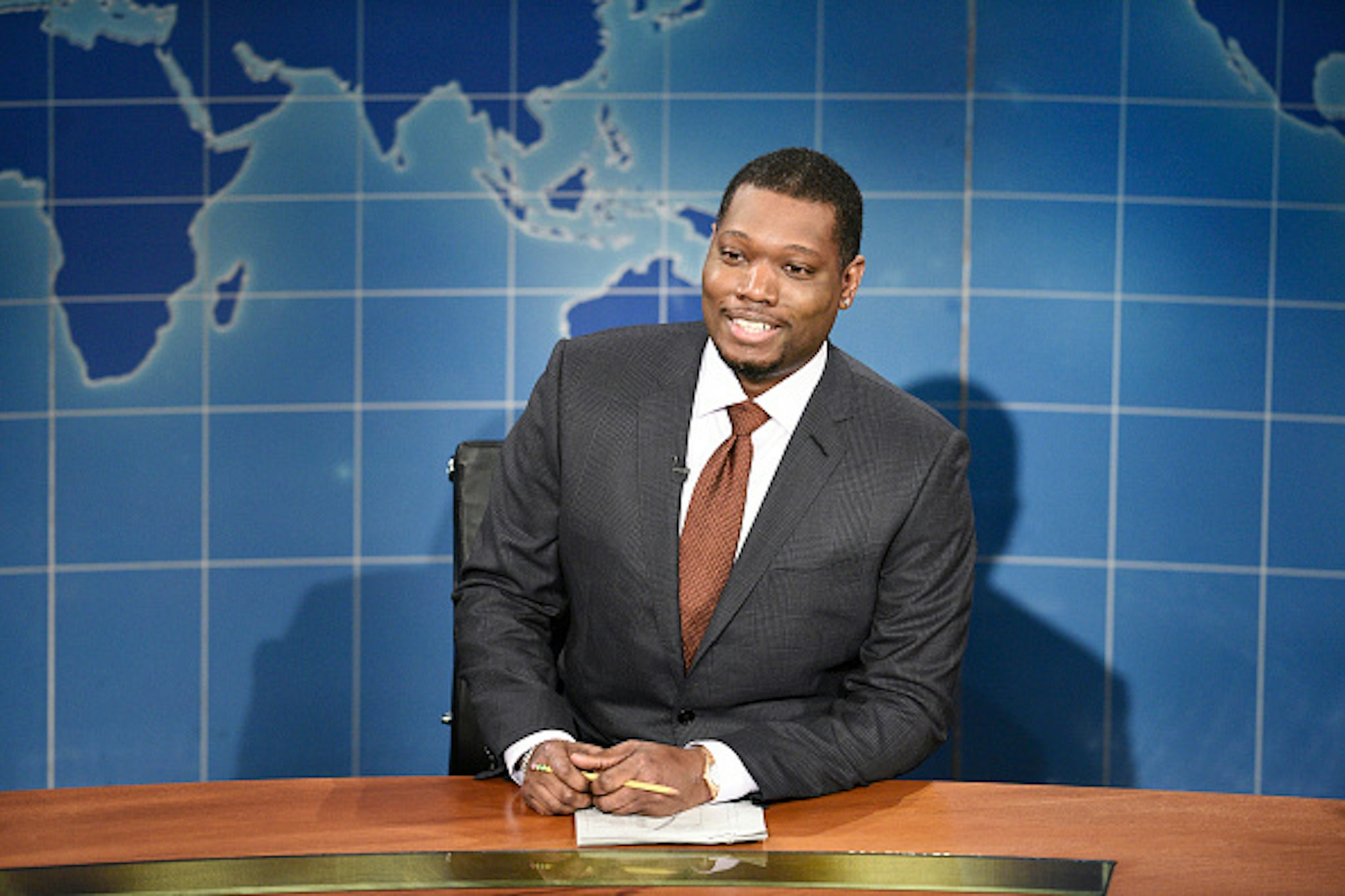 SATURDAY NIGHT LIVE -- "John Mulaney" Episode 1790 -- Pictured: Anchor Michael Che during Weekend Update on Saturday, October 31, 2020