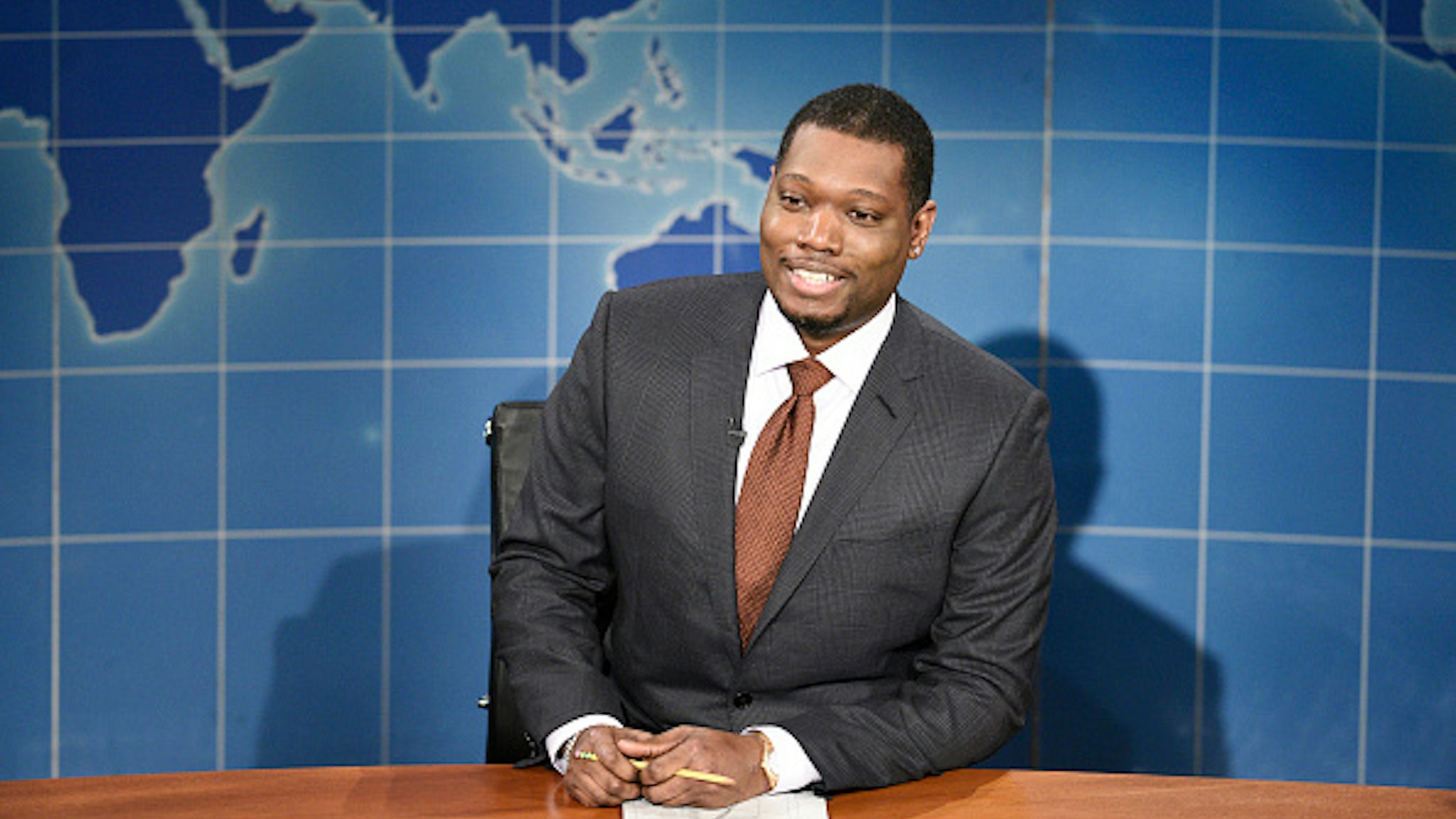 SATURDAY NIGHT LIVE -- "John Mulaney" Episode 1790 -- Pictured: Anchor Michael Che during Weekend Update on Saturday, October 31, 2020