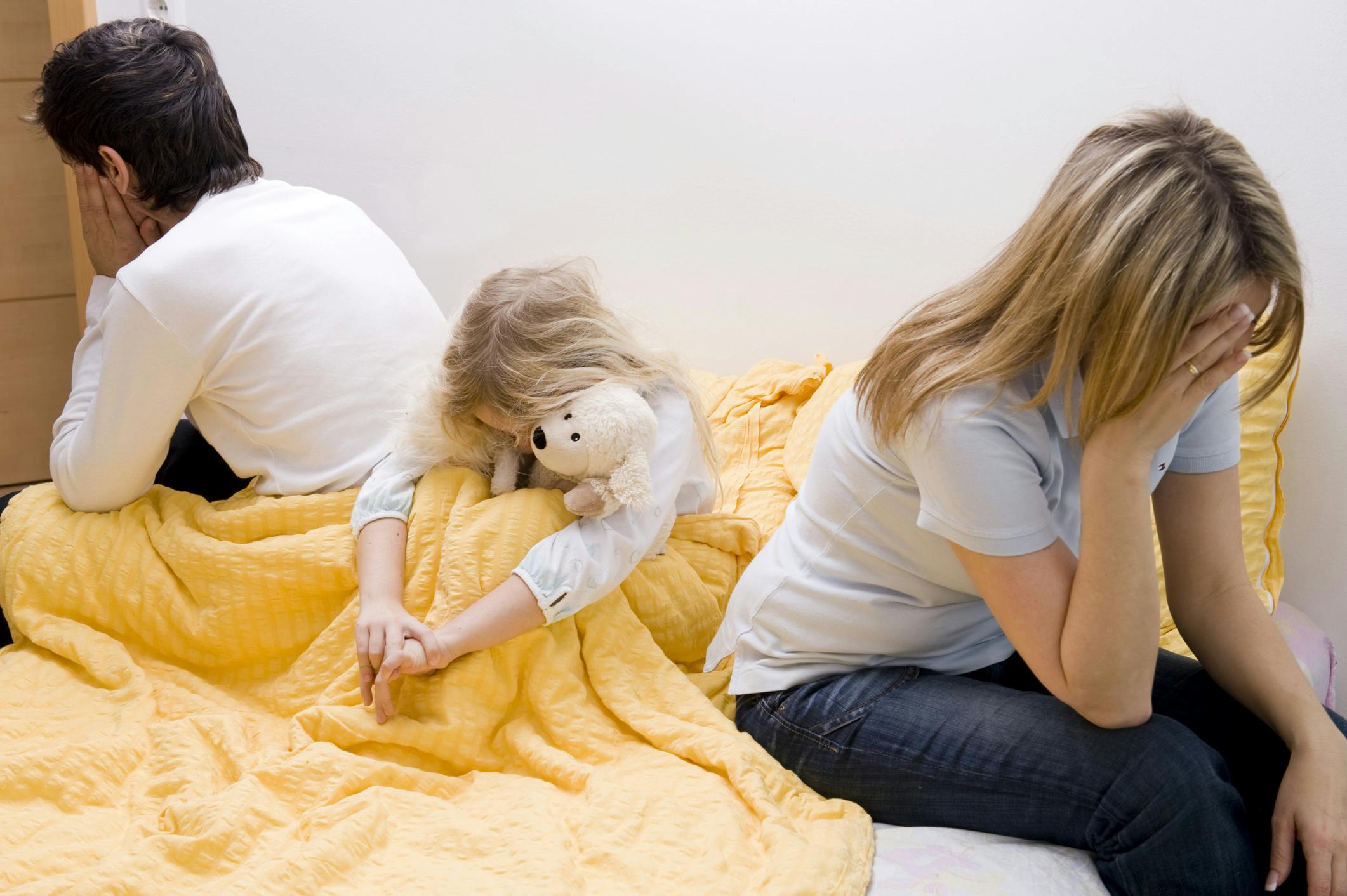 Ребенок обижен на родителей. Ребенка обижают родители. Обиженный ребенок и родитель. Мама сердится на ребенка. Агрессивные родители.