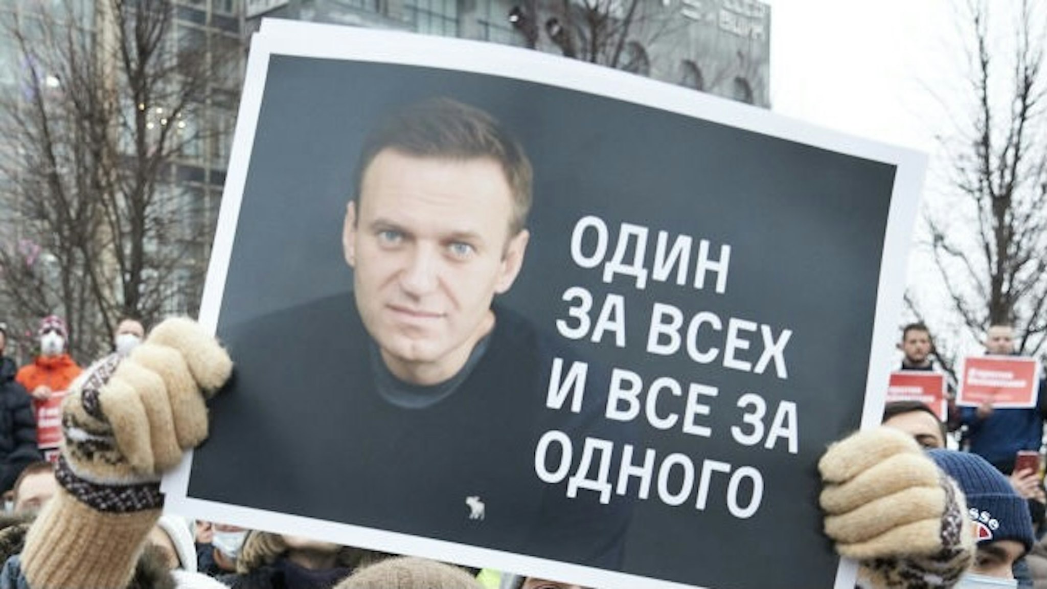 MOSCOW, RUSSIA - JANUARY 23: A woman holding up a placard reading "Navalny is not afraid and I'm not afraid" attends a rally in support of jailed opposition leader Alexei Navalny on January 23, 2021 in Moscow, Russia. Earlier this week, Kremlin-critic Alexei Navalny called for supporters to protest after he was remanded to pre-trial detention for 30 days. His arrest came one day after his return to Russia, following his poisoning with a nerve agent last summer. (Photo by Oleg Nikishin/Getty Images)