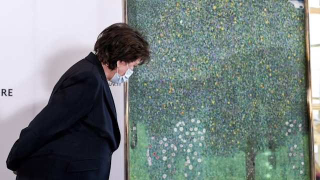 French Culture Minister Roselyne Bachelot (L) looks at the painting "Rosebushes under the Trees" (1905) by Austrian painter Gustav Klimt, during an event to announce the restitution of the artwork to a Jewish family from which it had been despoiled in 1938, at the Musee d'Orsay in Paris, on March 15, 2021. - The painting, displayed at the Musee d'Orsay following an acquisition in 1980, will be returned to the family of Nora Stiasny, a victim of the Holocaust, who was dispossessed of the artwork at a forced sale in August 1938. - RESTRICTED TO EDITORIAL USE - MANDATORY MENTION OF THE ARTIST UPON PUBLICATION - TO ILLUSTRATE THE EVENT AS SPECIFIED IN THE CAPTION (Photo by ALAIN JOCARD / POOL / AFP) / RESTRICTED TO EDITORIAL USE - MANDATORY MENTION OF THE ARTIST UPON PUBLICATION - TO ILLUSTRATE THE EVENT AS SPECIFIED IN THE CAPTION / RESTRICTED TO EDITORIAL USE - MANDATORY MENTION OF THE ARTIST UPON PUBLICATION - TO ILLUSTRATE THE EVENT AS SPECIFIED IN THE CAPTION (Photo by ALAIN JOCARD/POOL/AFP via Getty Images)