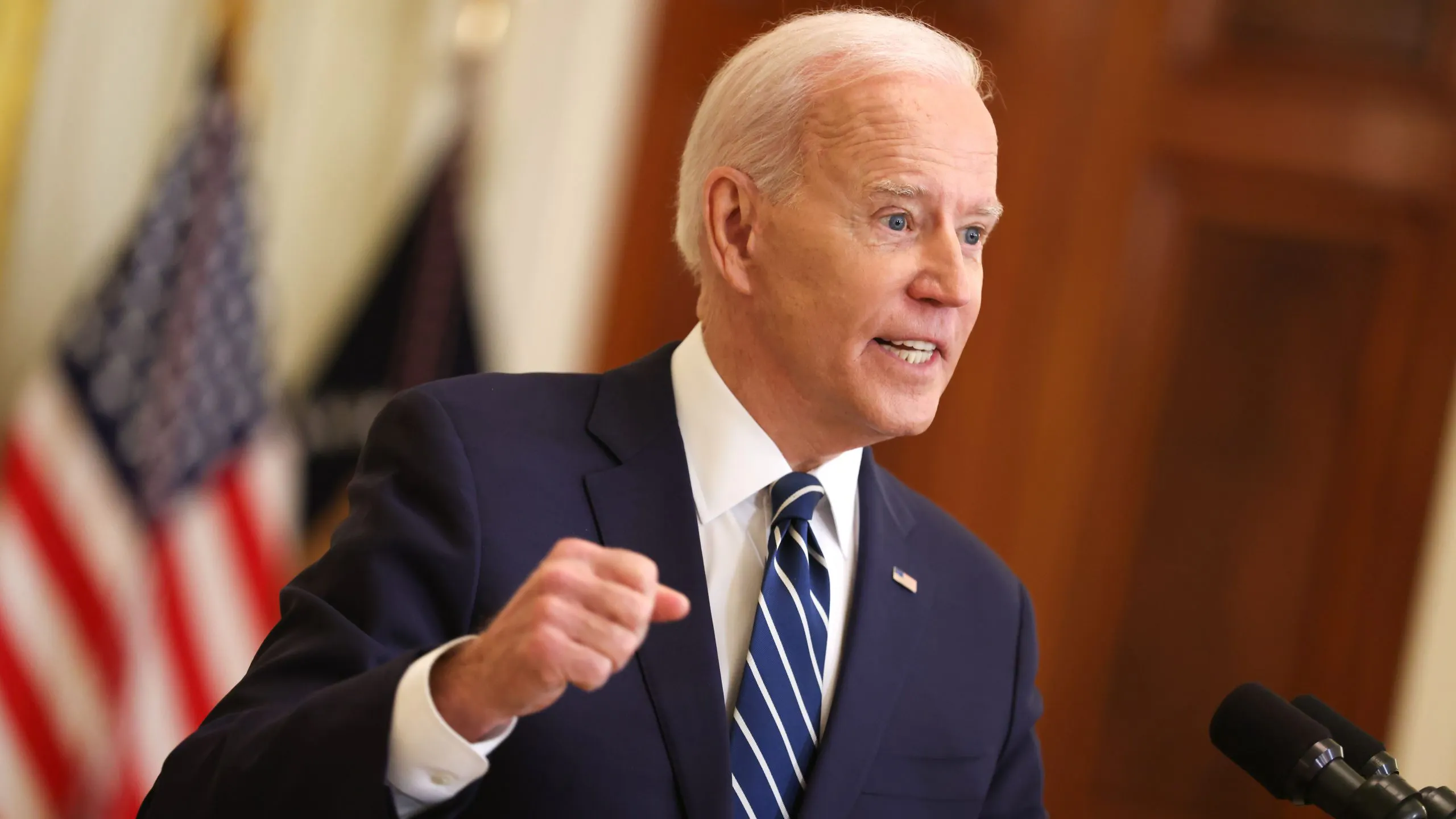 Biden Refuses To Call On Any Conservative Publications, Reads Answers From Notes