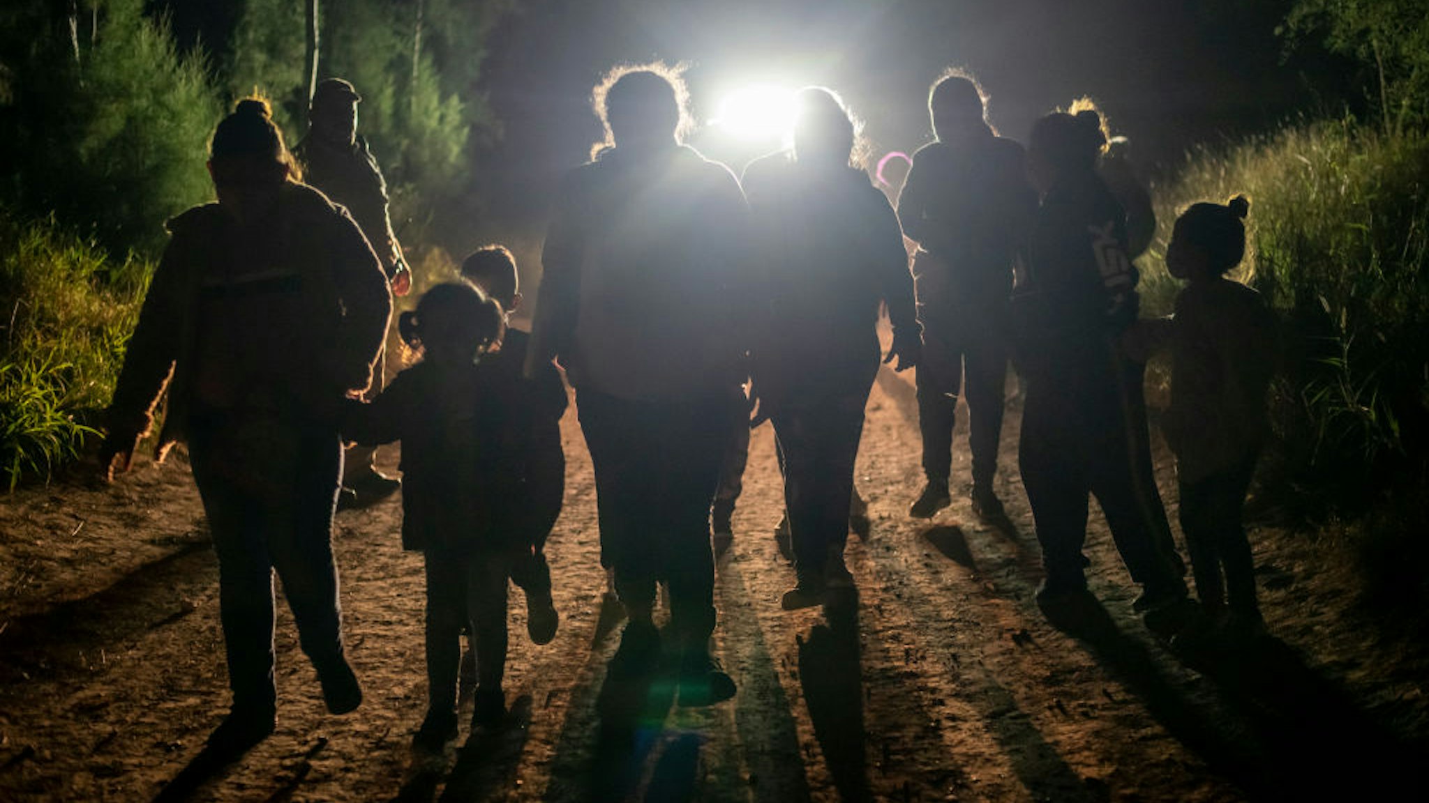 Migrants begin to arrive in growing numbers at border