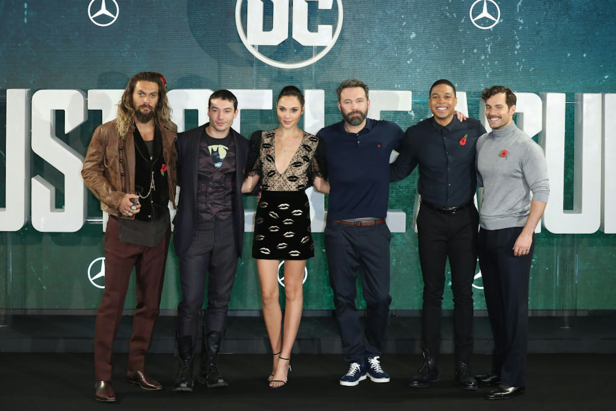 LONDON, ENGLAND - NOVEMBER 04: Actors Jason Momoa, Ezra Miller, Gal Gadot, Ben Affleck, Ray Fisher and Henry Cavill attend the 'Justice League' photocall at The College on November 4, 2017 in London, England. (Photo by Tim P. Whitby/Getty Images)