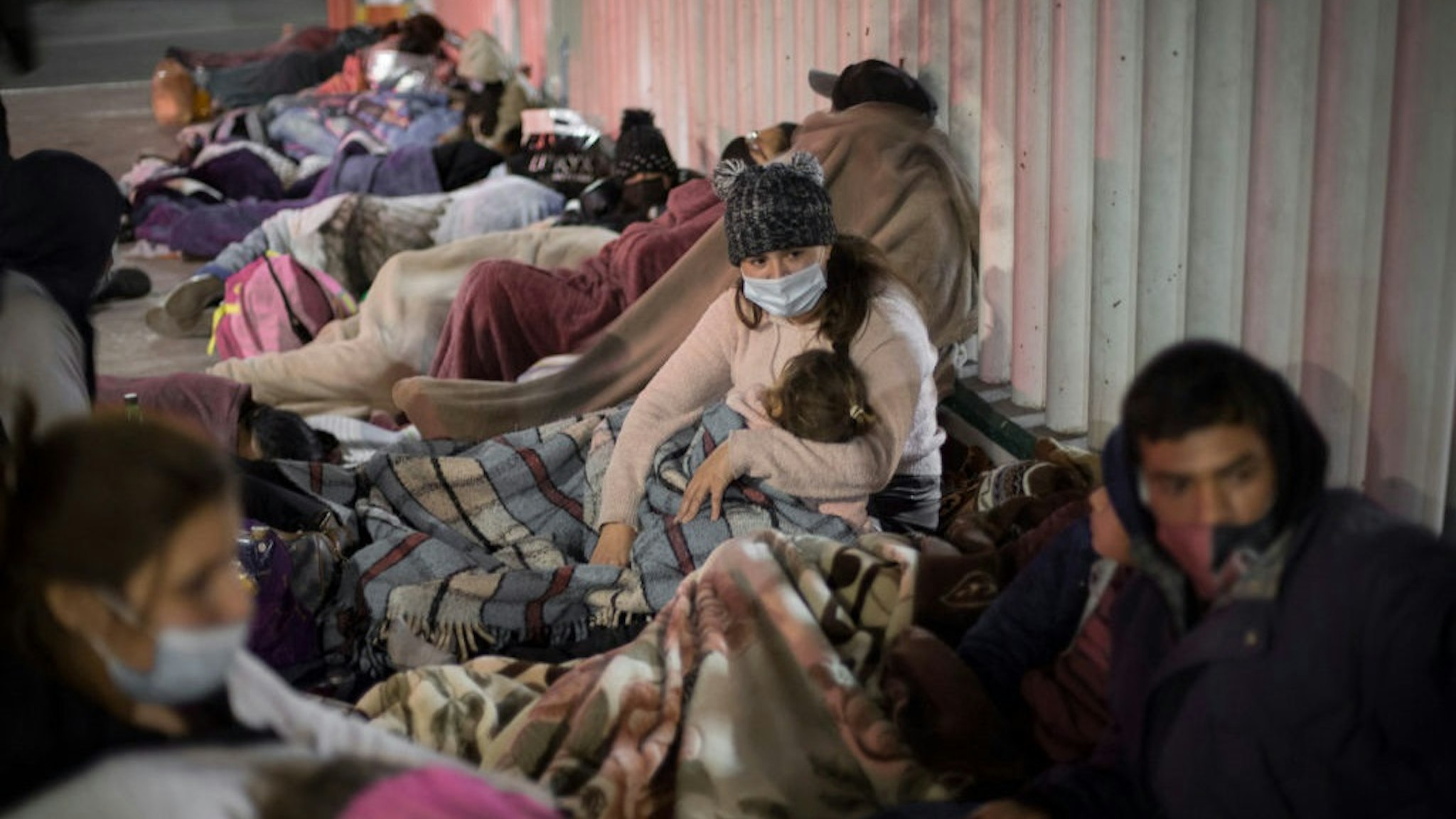 19 February 2021, Mexico, Tijuana: Dozens of migrants of Central American and Mexican origin sleep on the esplanade of the National Institute of Migration near the El Chaparral border crossing, waiting for U.S. authorities to let them enter to begin their humanitarian asylum process in this country.