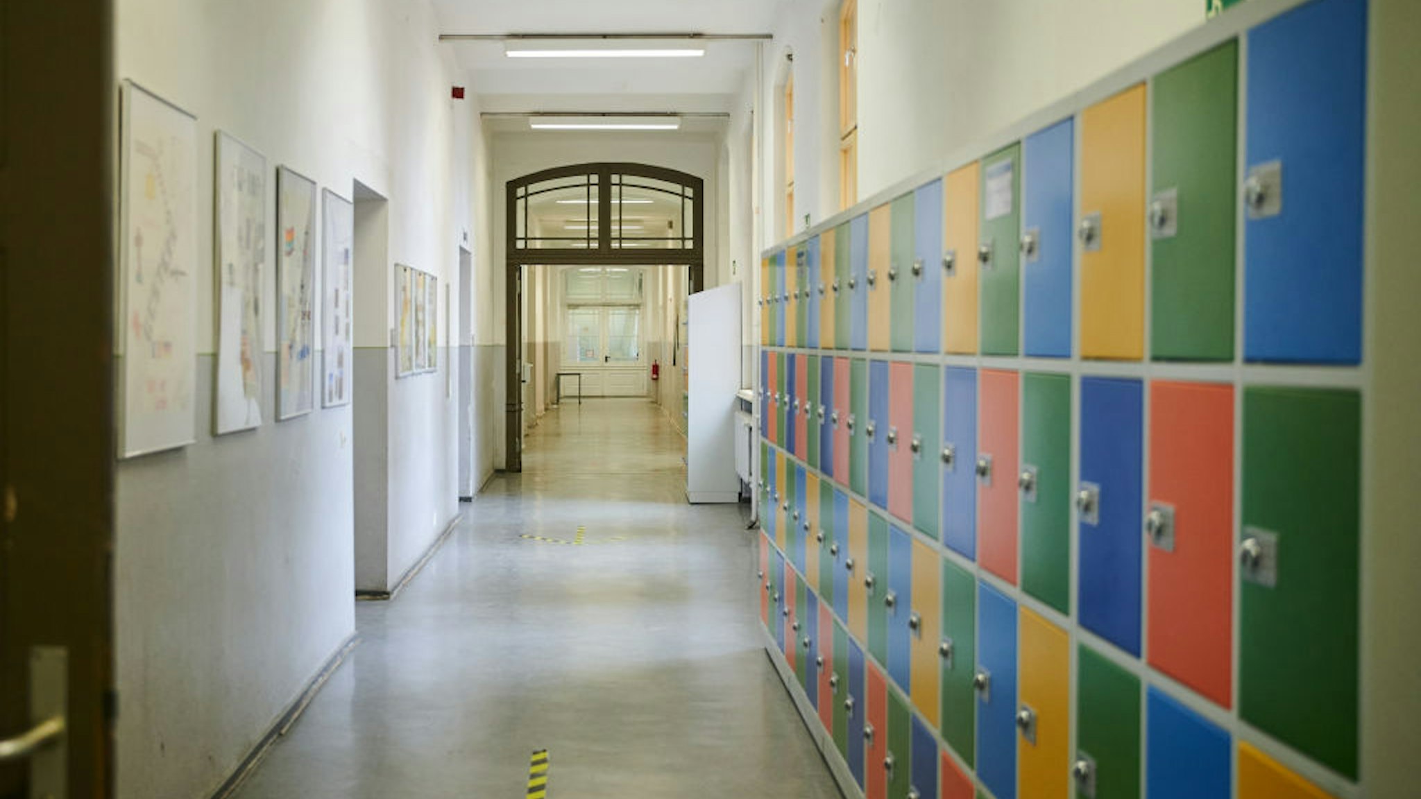11 January 2021, Berlin: The hallway of the John Lennon High School in Prenzlauer Berg is empty. As of today (11.1.2021), a tightened lockdown in the Corona pandemic is in effect. The schools remain closed. Photo: Annette Riedl/dpa