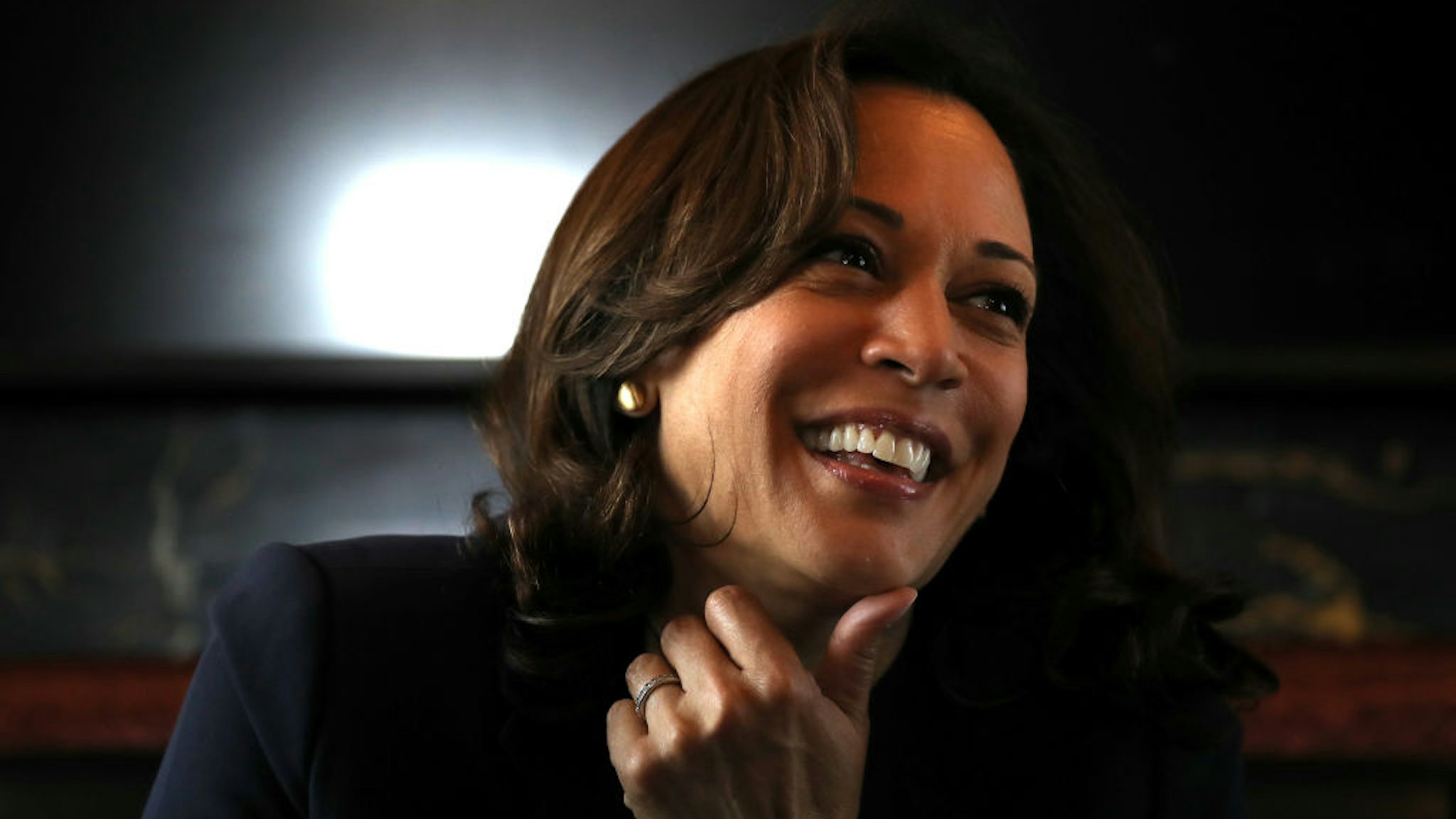 SIOUX CITY, IOWA - AUGUST 09: Democratic presidential hopeful U.S. Sen. Kamala Harris (C) (D-CA) rides on her campaign bus to a campaign event in Storm Lake on August 09, 2019 in Sioux City, Iowa. Kamala Harris is on a five day river-to-river bus tour across Iowa promoting her "3AM Agenda" to Iowans. (Photo by Justin Sullivan/Getty Images)