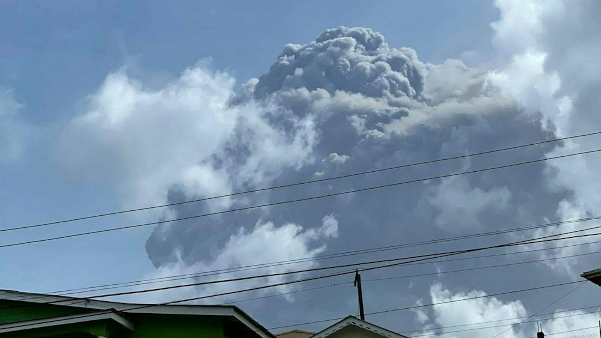 TOPSHOT - This April 9, 2021, image courtesy Zen Punnett shows the eruption of La Soufriere Volcano from Rillan Hill in Saint Vincent. - La Soufriere erupted Friday for the first time in 40 years on the Caribbean island of Saint Vincent, prompting thousands of people to evacuate, seismologists said. The blast from the volcano, sent plumes of ash 20,000 feet (6,000 meters) into the air, the local emergency management agency said. The eruption was confirmed by the UWI center.