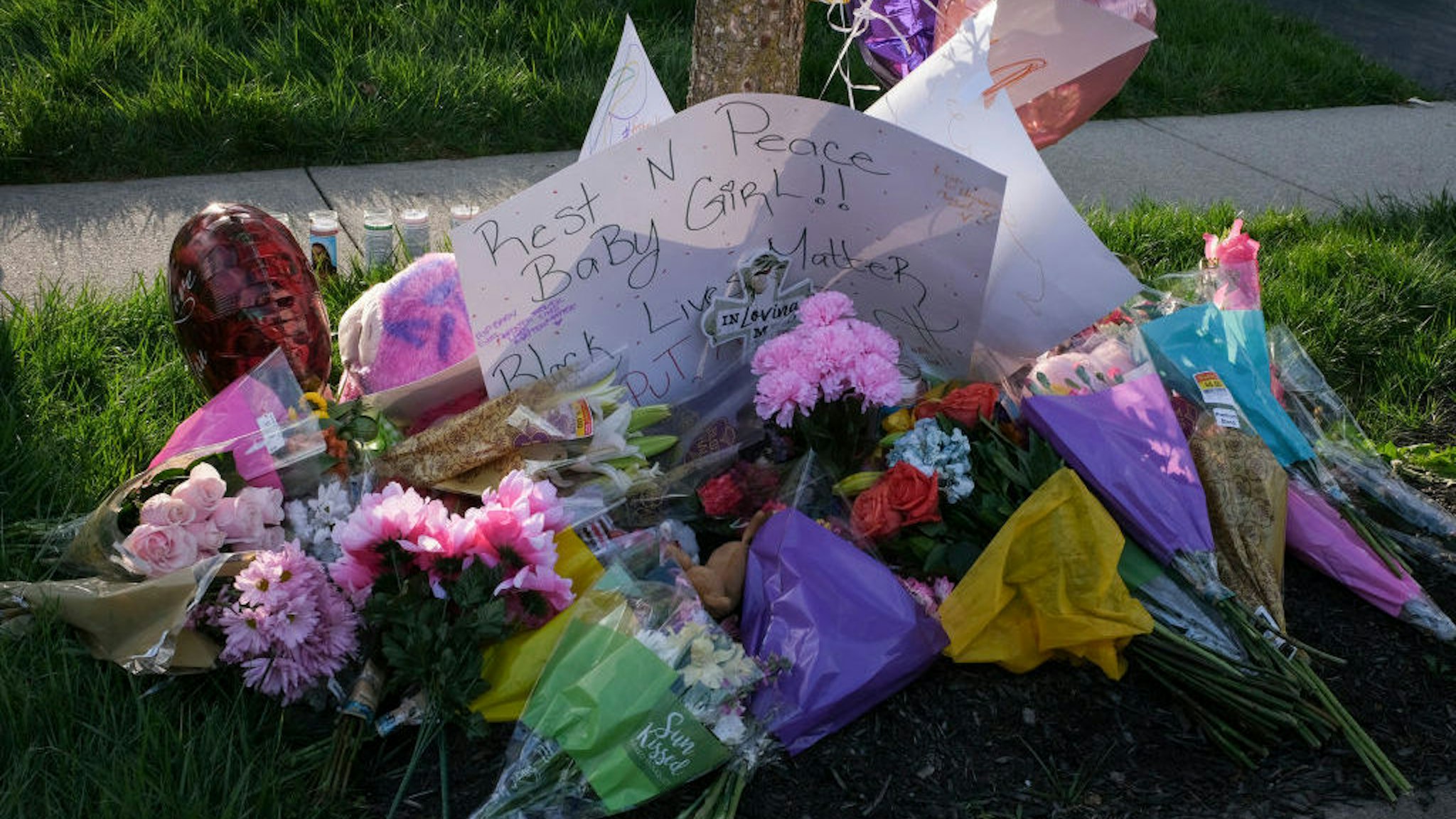 A pop-up memorial sits at the site where a Columbus Police Department officer shot and killed Ma'Khia Bryant, 16, in Columbus, Ohio on April 21, 2021. - Police in the US state of Ohio fatally shot a Black teenager who appeared to be lunging at another person with a knife, less than an hour before former officer Derek Chauvin was convicted of murdering George Floyd.