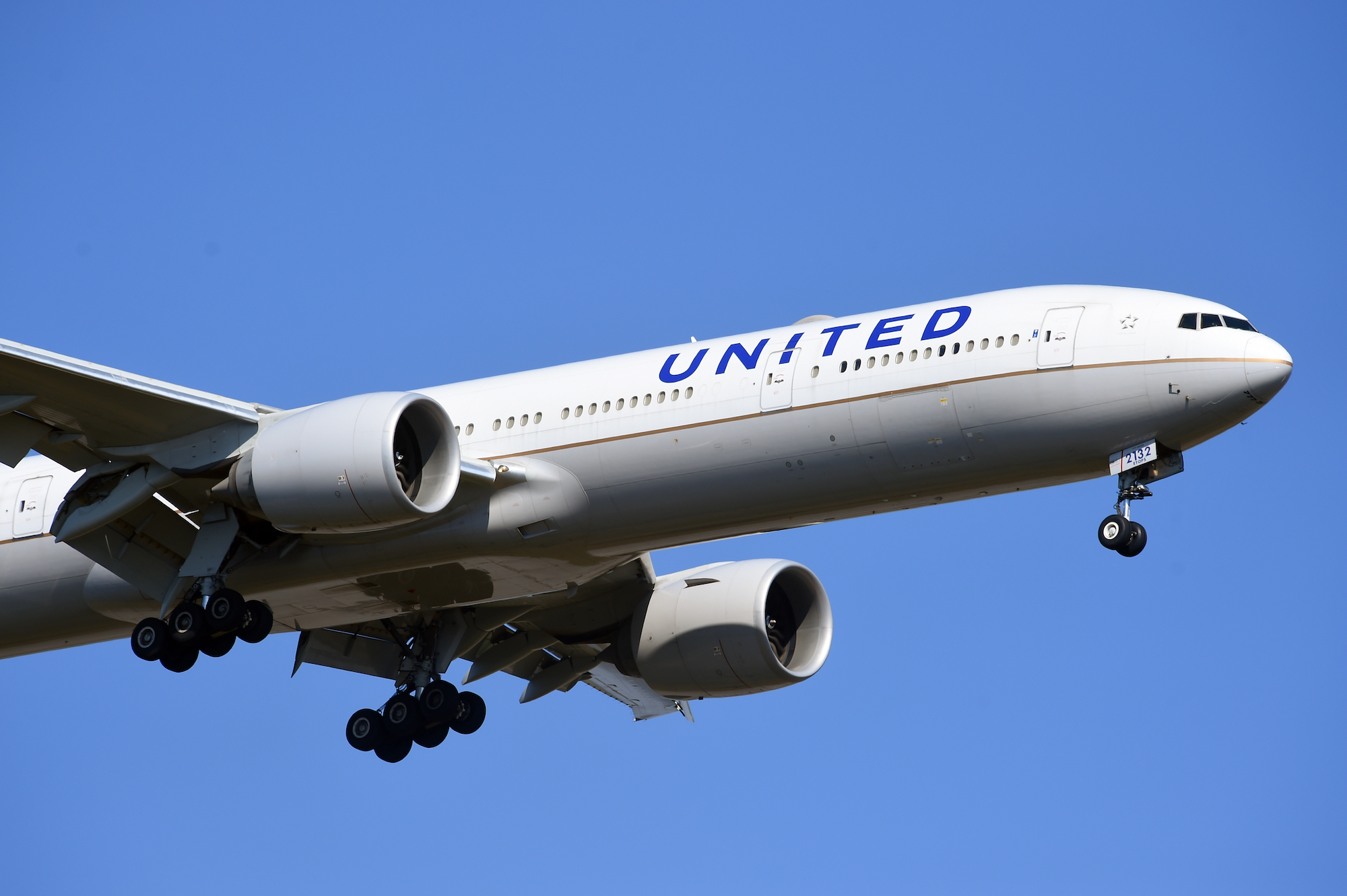 United Airlines Boeing 737 skids off Houston runway