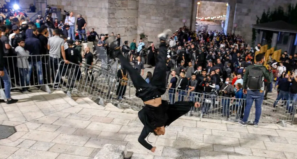 Israeli security forces push out Palestinian protesters outside the Damascus Gate in Jerusalem's Old City on April 24, 2021. - Fresh clashes broke out later Saturday between Palestinians and police after Israeli Prime Minister Benjamin Netanyahu called for "calm on all sides" after several nights of unrest in Israeli-annexed east Jerusalem. But the premier also warned that Israel remains "prepared for all scenarios" after dozens of rockets were fired from the Gaza Strip towards Israel, prompting Israeli retaliatory air strikes. (Photo by AHMAD GHARABLI / AFP) (Photo by