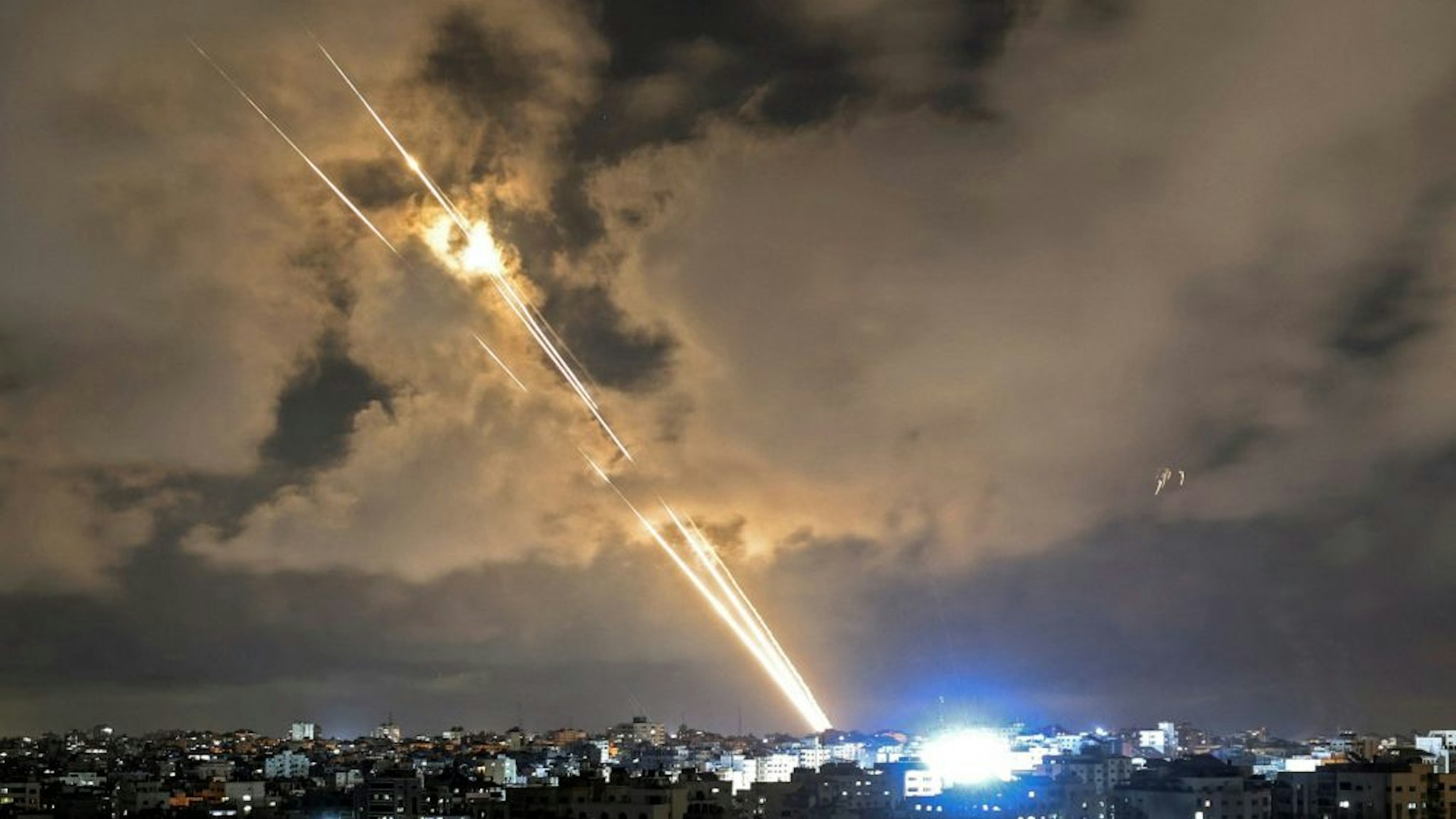TOPSHOT - Rockets are launched towards Israel from Gaza City, controlled by the Palestinian Hamas movement, on May 20, 2021 - Diplomatic efforts gathered pace for a ceasefire on the 11th day of deadly violence between Israel and armed Palestinian groups in Gaza, as air strikes again hammered the enclave.