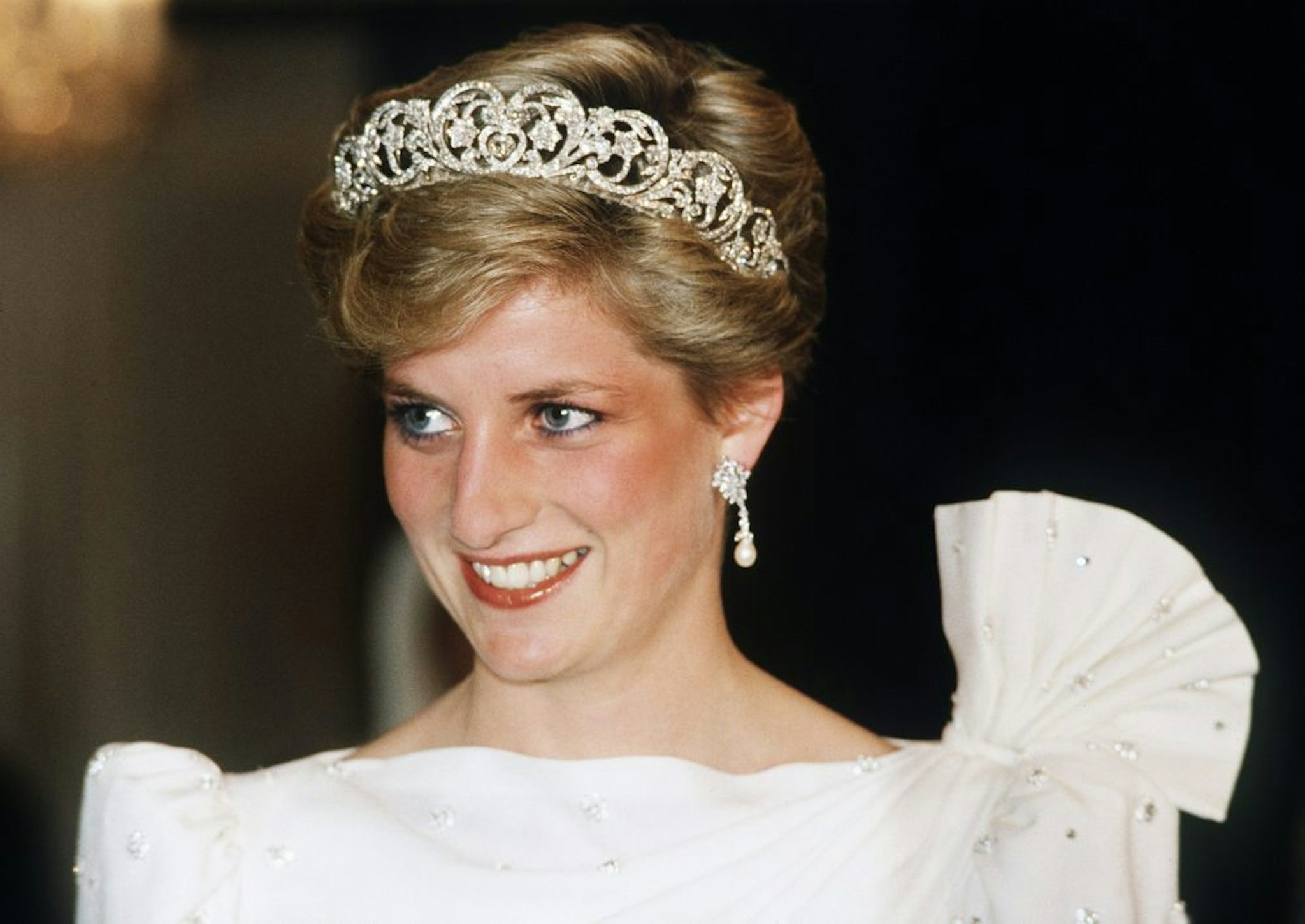 BAHRAIN - NOVEMBER 16: Diana, Princess of Wales, wearing a white dress designed by David and Elizabeth Emanuel with the Spencer Tiara, attends a State Banquet on November 16, 1986 in Bahrain.