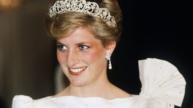 BAHRAIN - NOVEMBER 16: Diana, Princess of Wales, wearing a white dress designed by David and Elizabeth Emanuel with the Spencer Tiara, attends a State Banquet on November 16, 1986 in Bahrain.