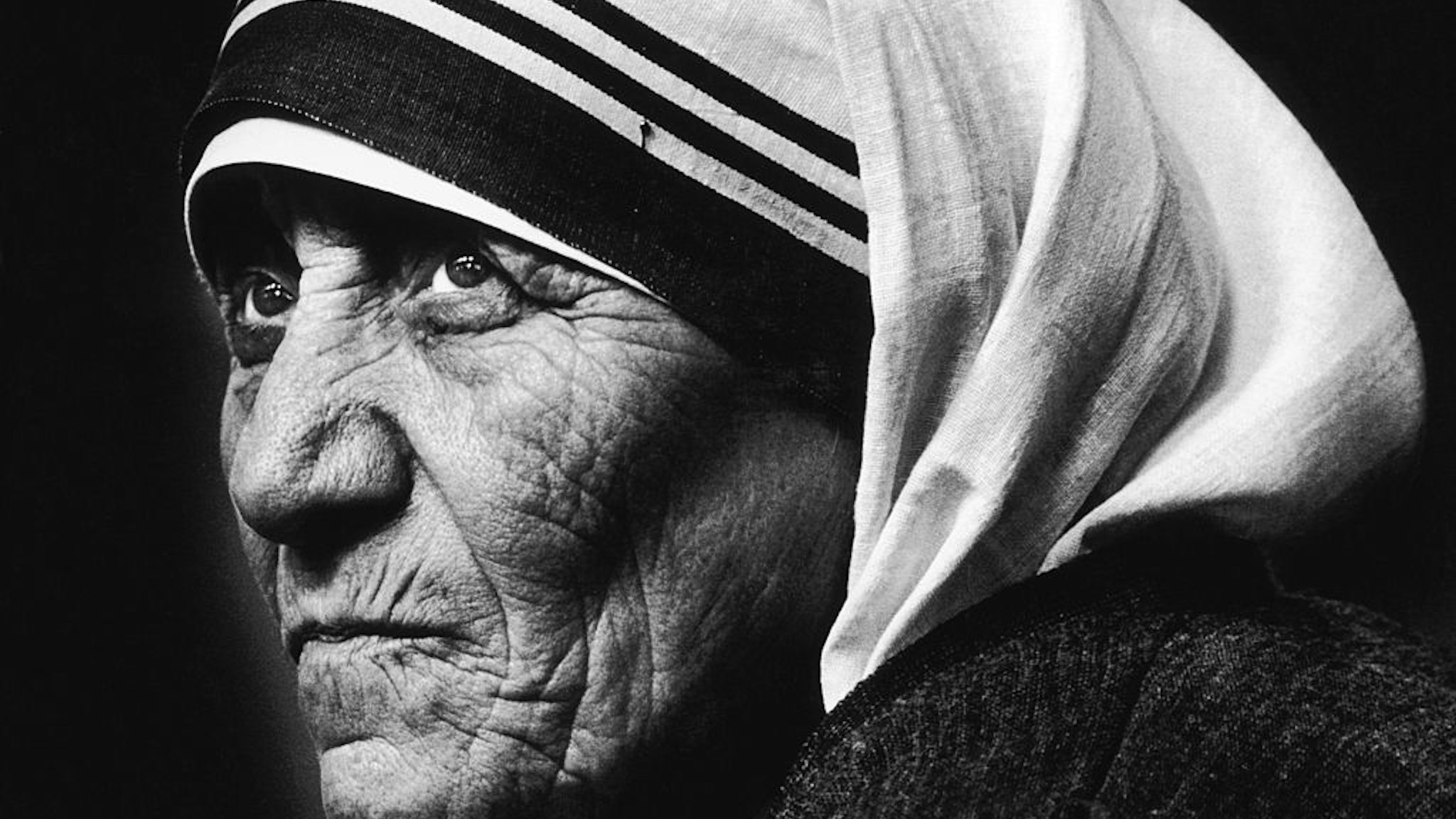 Mother Teresa of Calcutta (1910 - 1997) visits St James' Church in Piccadilly, London, 8th July 1981. (Photo by John Downing/Getty Images)