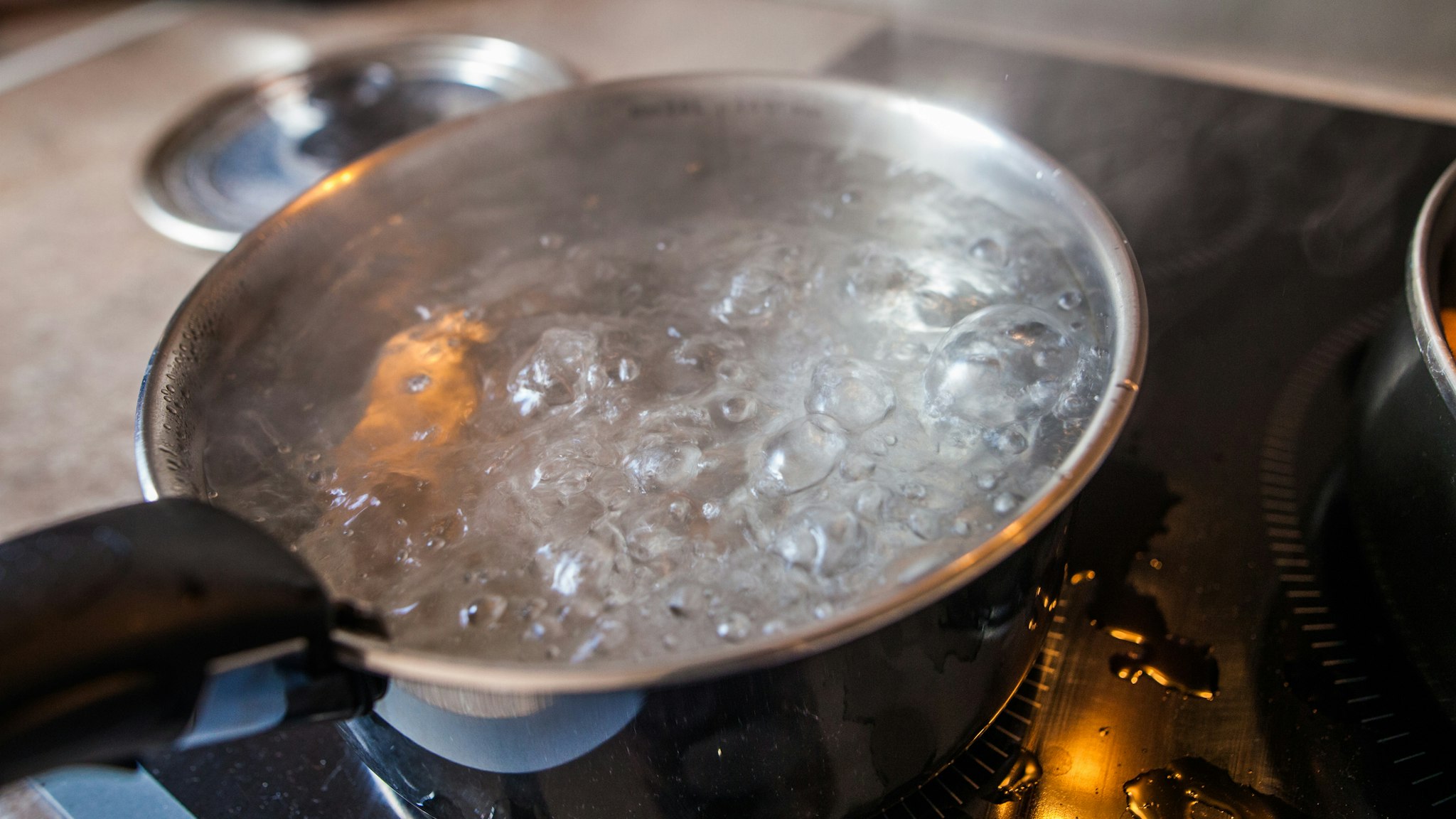 Cuisine - Casserole d'eau bouillante - stock photo