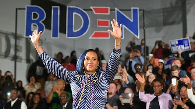 Actress Vivica Fox arrives on stange for a rally with Democratic presidential candidate Joe Biden during at Tougaloo College in Tougaloo, Mississippi on March 8, 2020.