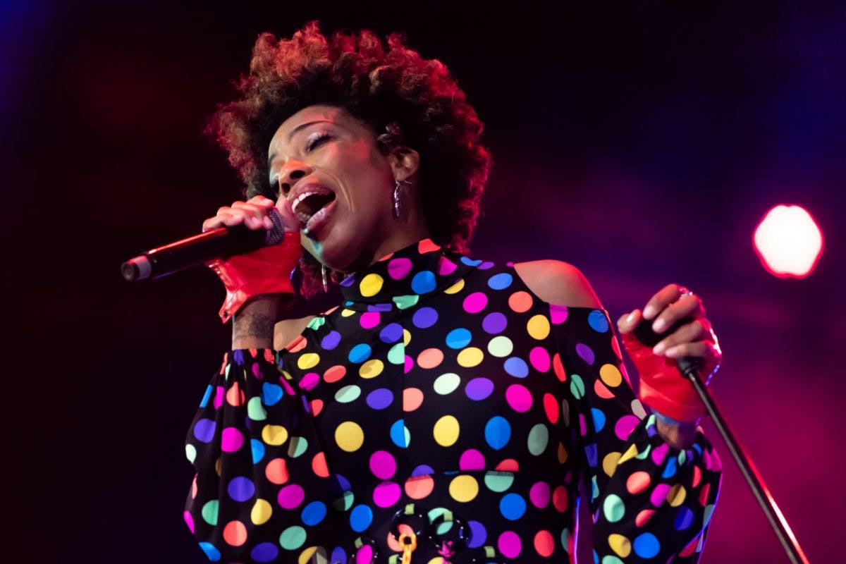R&B singer Macy Gray argues in a new op-ed for MarketWatch that the American Flag has replaced the Confederate Flag as a symbol for “opposition to the abolishment of slavery” and should be replaced. Addressing her letter to President Joe Biden and Vice Presid…