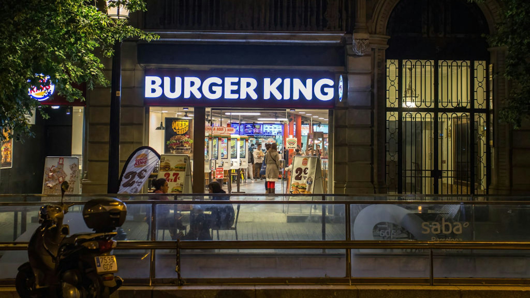 BARCELONA, CATALONIA, SPAIN - 2021/05/09: Burger King restaurant is pictured open at night. Bars and restaurants reopen at night in Barcelona, after the end of the curfew, which begun in Catalonia on October 25, 2020 until May 9, 2021.
