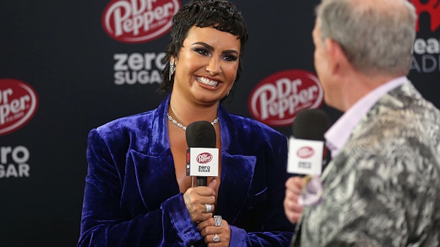 LOS ANGELES, CALIFORNIA - MAY 27: (EDITORIAL USE ONLY) (L-R) Demi Lovato and Elvis Duran attend the 2021 iHeartRadio Music Awards at The Dolby Theatre in Los Angeles, California, which was broadcast live on FOX on May 27, 2021.