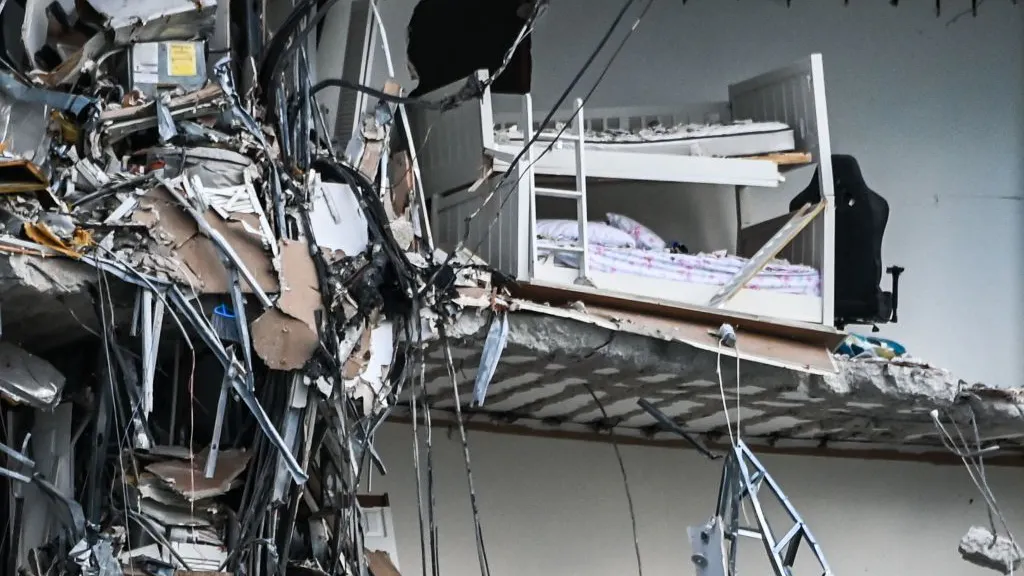 Video Captures Horrific Moment Miami Apartment Building Collapsed Leaving Dozens Buried