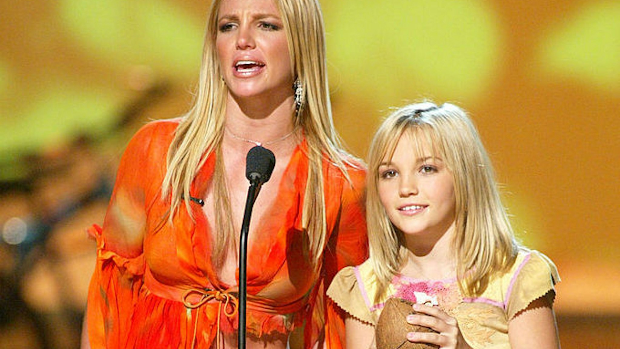 Britney Spears and her sister Jamie Lynn Spears at "The Teen Choice Awards 2002" at the Universal Amphitheatre in Los Angeles, Ca. Sunday, August 4, 2002.
