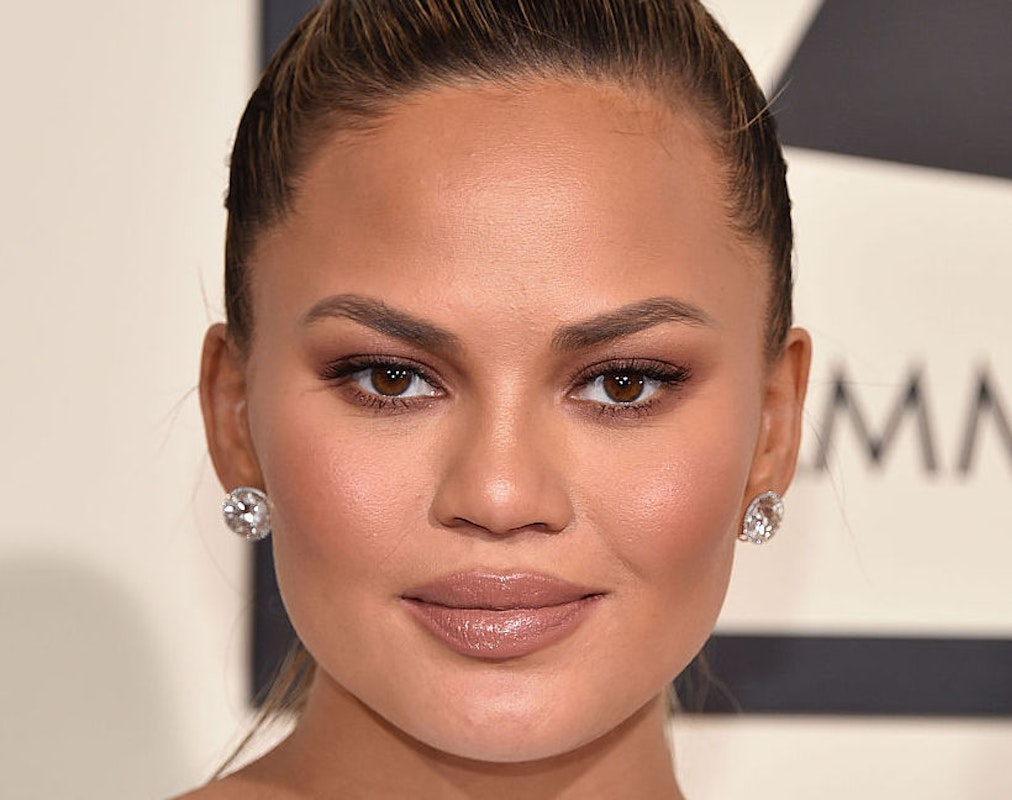 ‘a Mean Spirited Human Singer Recalls Chrissy Teigen Twice Shoving Her At Grammys Yanking