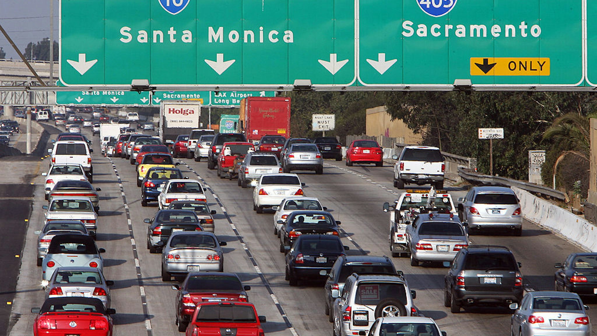 Los Angeles, UNITED STATES: Cars congest the 10 Highway in Los Angeles 17 October 2006. The office of California Attorney General Bill Lockyer announced 20 September 2006 that it has filed civil suits against six top US and Japanese automakers for their alleged contribution to global warming, the first such legal fight in the United States. AFP PHOTO/Gabriel BOUYS