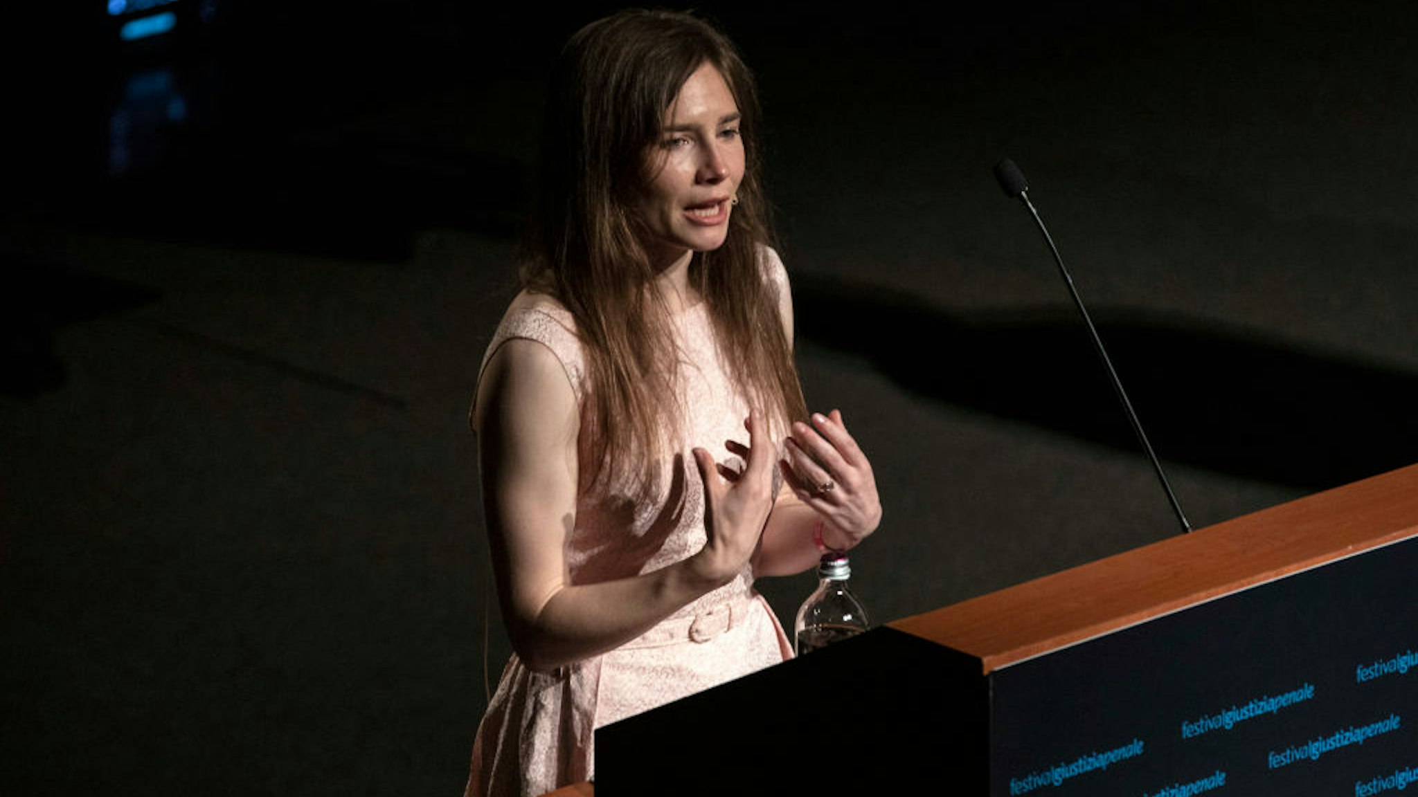 American journalist Amanda Knox delivers a speech during a panel session entitled 'Trial by Media' during the first edition of the Criminal Justice Festival, an event organised by The Italy Innocence Project and the local association of barristers, on June 15, 2019 in Modena, Italy.