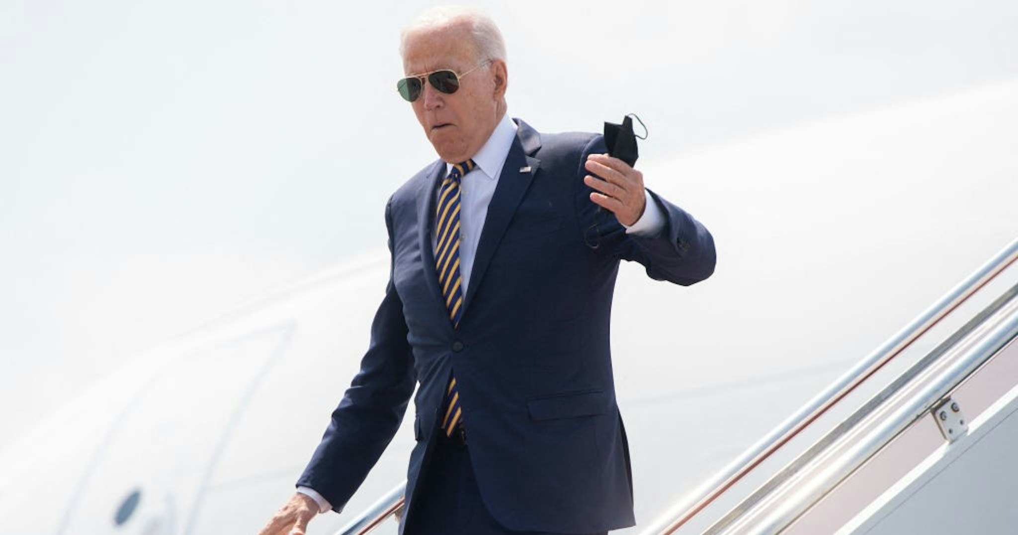 US President Joe Biden disembarks from Air Force One upon arrival at Lehigh Valley International Airport in Allentown, Pennsylvania, July 28, 2021, as he travels to speak on the economy. (Photo by SAUL LOEB / AFP) (Photo by