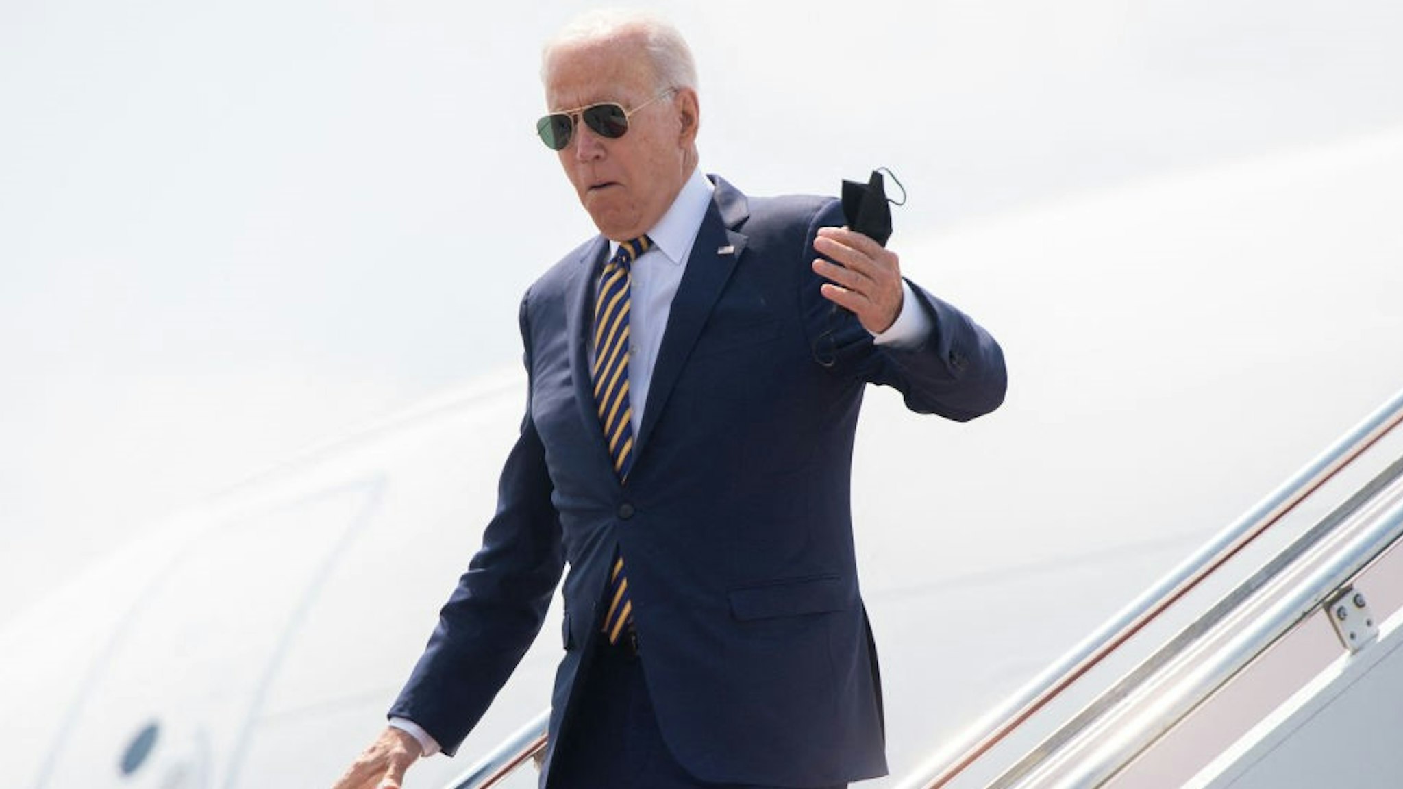 US President Joe Biden disembarks from Air Force One upon arrival at Lehigh Valley International Airport in Allentown, Pennsylvania, July 28, 2021, as he travels to speak on the economy. (Photo by SAUL LOEB / AFP) (Photo by